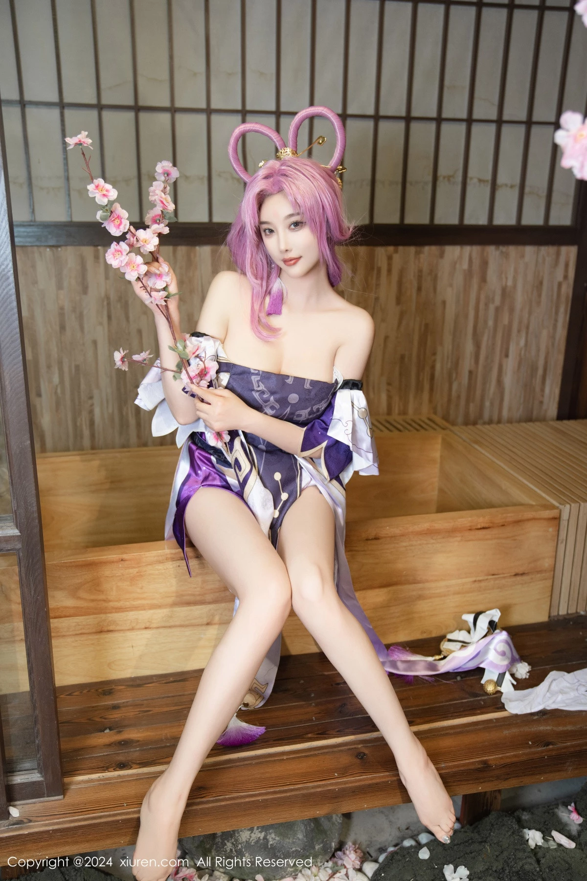 [[XiuRen秀人网]秀人网]No.8943_女神杨晨晨Yome性感紫色Cosplay服饰配白丝袜秀丰满身材诱惑写真79P