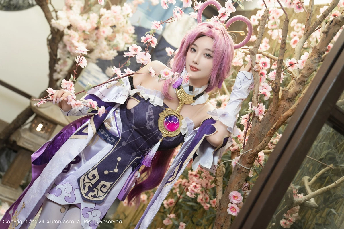 [[XiuRen秀人网]秀人网]No.8943_女神杨晨晨Yome性感紫色Cosplay服饰配白丝袜秀丰满身材诱惑写真79P