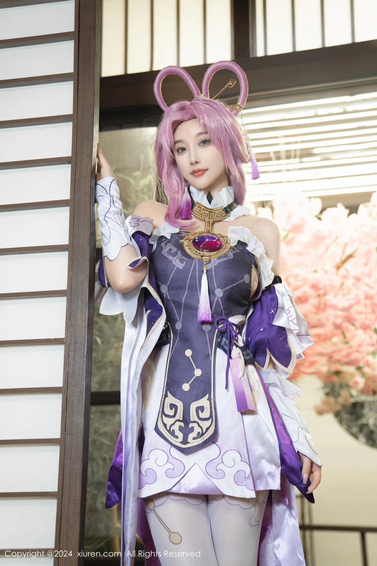 [[XiuRen秀人网]秀人网]No.8943_女神杨晨晨Yome性感紫色Cosplay服饰配白丝袜秀丰满身材诱惑写真79P