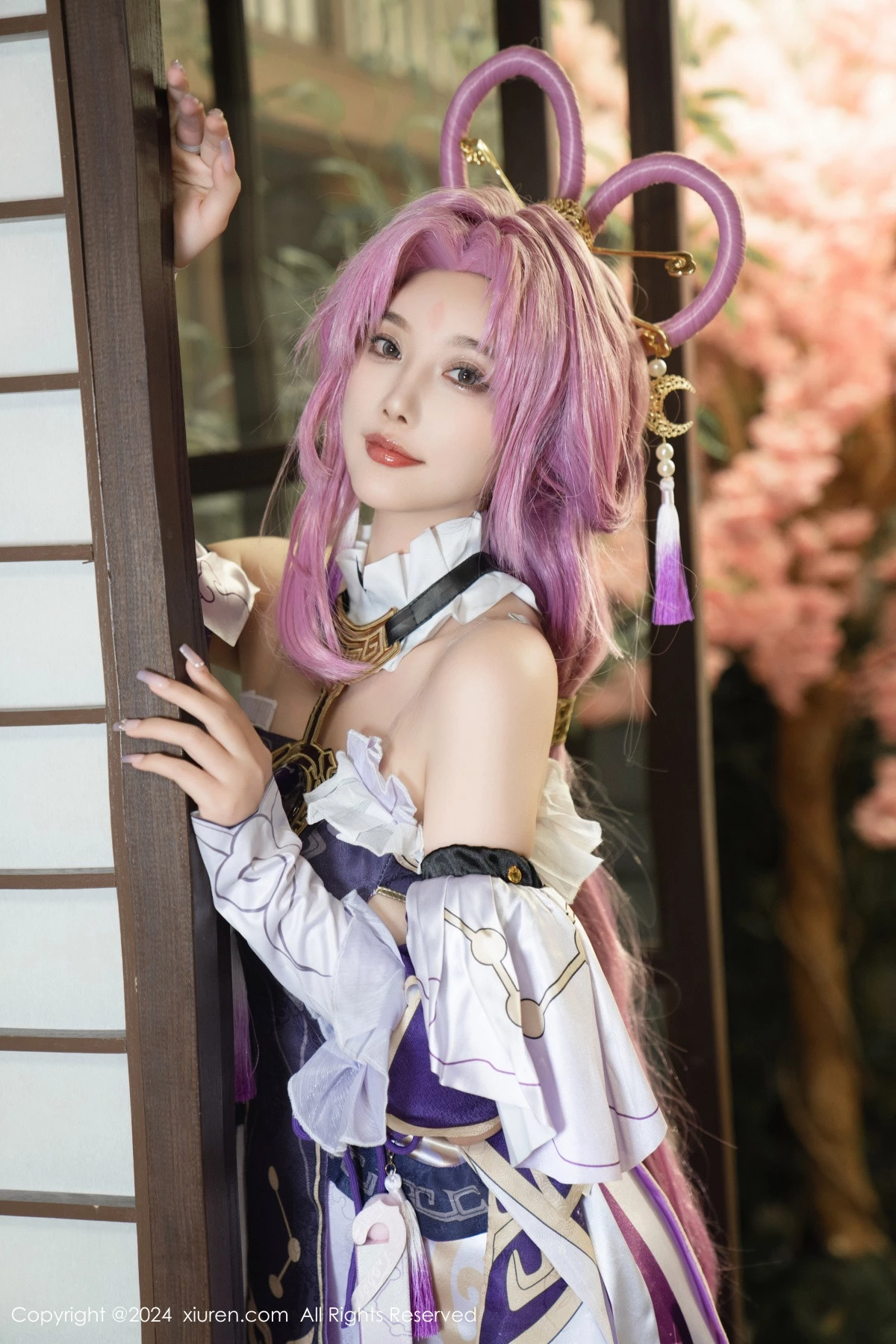 [[XiuRen秀人网]秀人网]No.8943_女神杨晨晨Yome性感紫色Cosplay服饰配白丝袜秀丰满身材诱惑写真79P