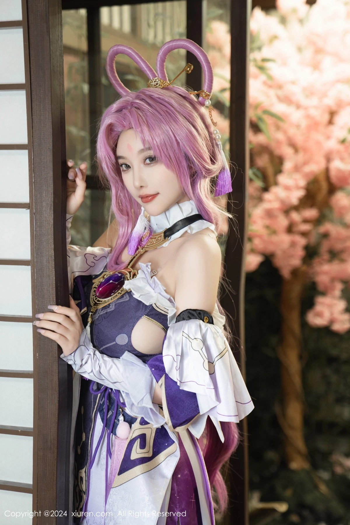 [[XiuRen秀人网]秀人网]No.8943_女神杨晨晨Yome性感紫色Cosplay服饰配白丝袜秀丰满身材诱惑写真79P
