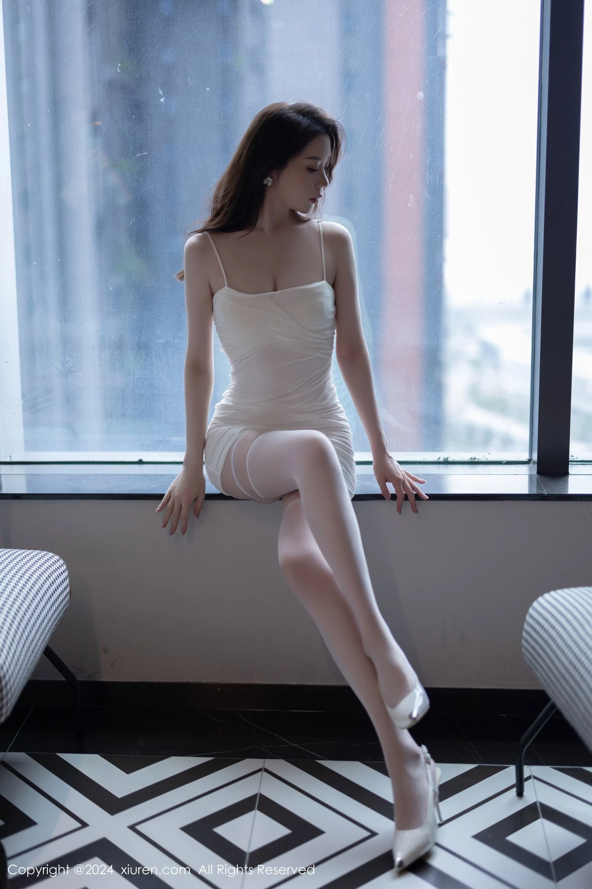 [[XiuRen秀人网]秀人网]No.8941_模特梦心玥性感白色连衣短裙配白丝吊袜秀高挑曼妙身姿诱惑写真90P