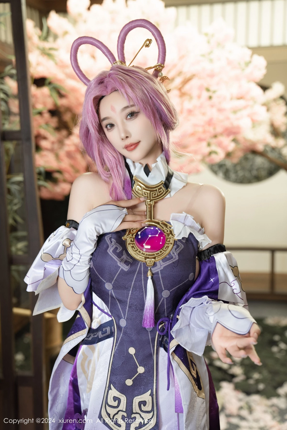 [[XiuRen秀人网]秀人网]No.8943_女神杨晨晨Yome性感紫色Cosplay服饰配白丝袜秀丰满身材诱惑写真79P