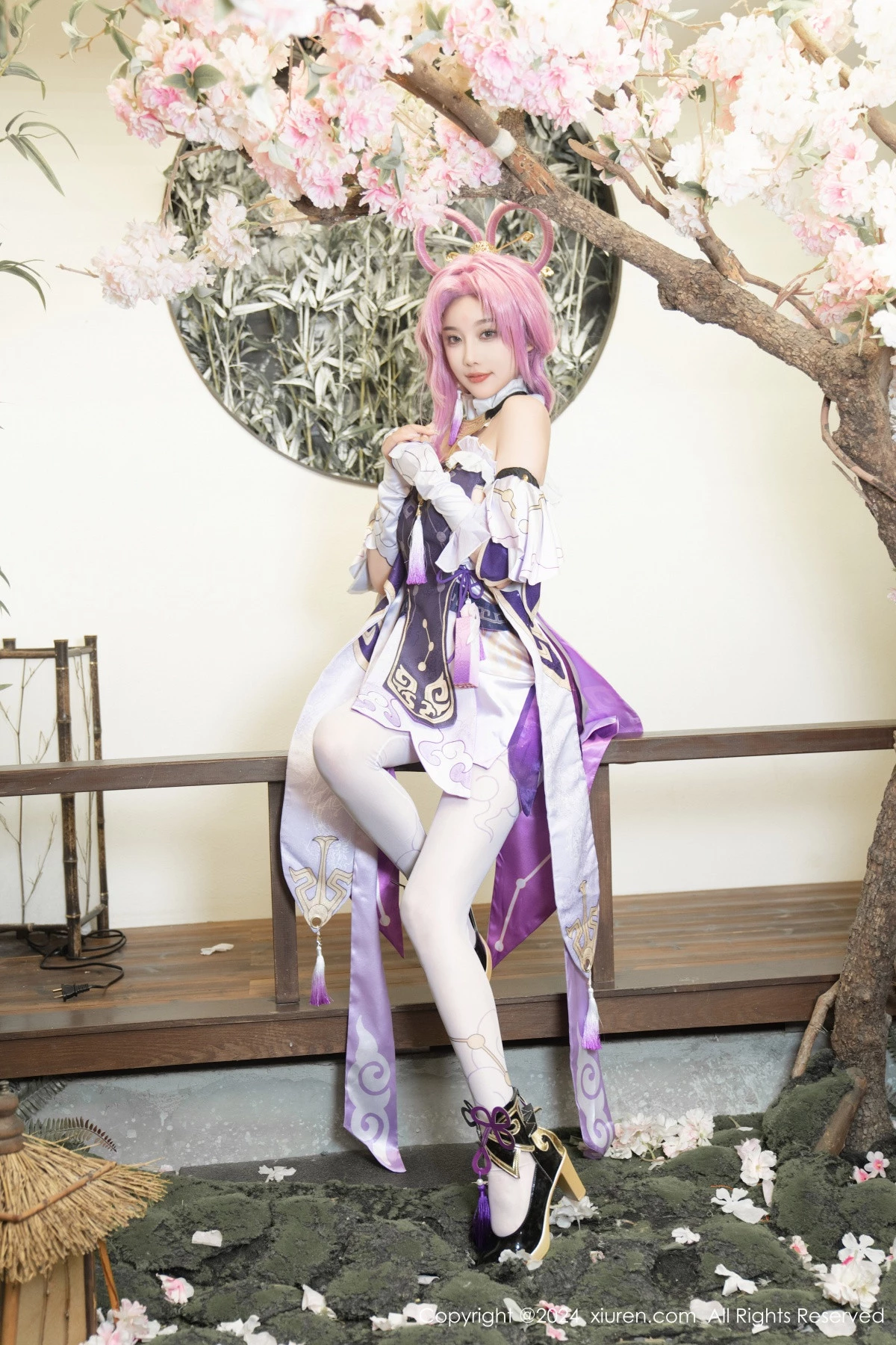 [[XiuRen秀人网]秀人网]No.8943_女神杨晨晨Yome性感紫色Cosplay服饰配白丝袜秀丰满身材诱惑写真79P