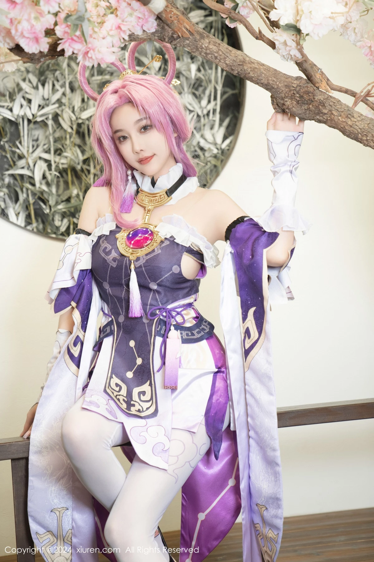 [[XiuRen秀人网]秀人网]No.8943_女神杨晨晨Yome性感紫色Cosplay服饰配白丝袜秀丰满身材诱惑写真79P