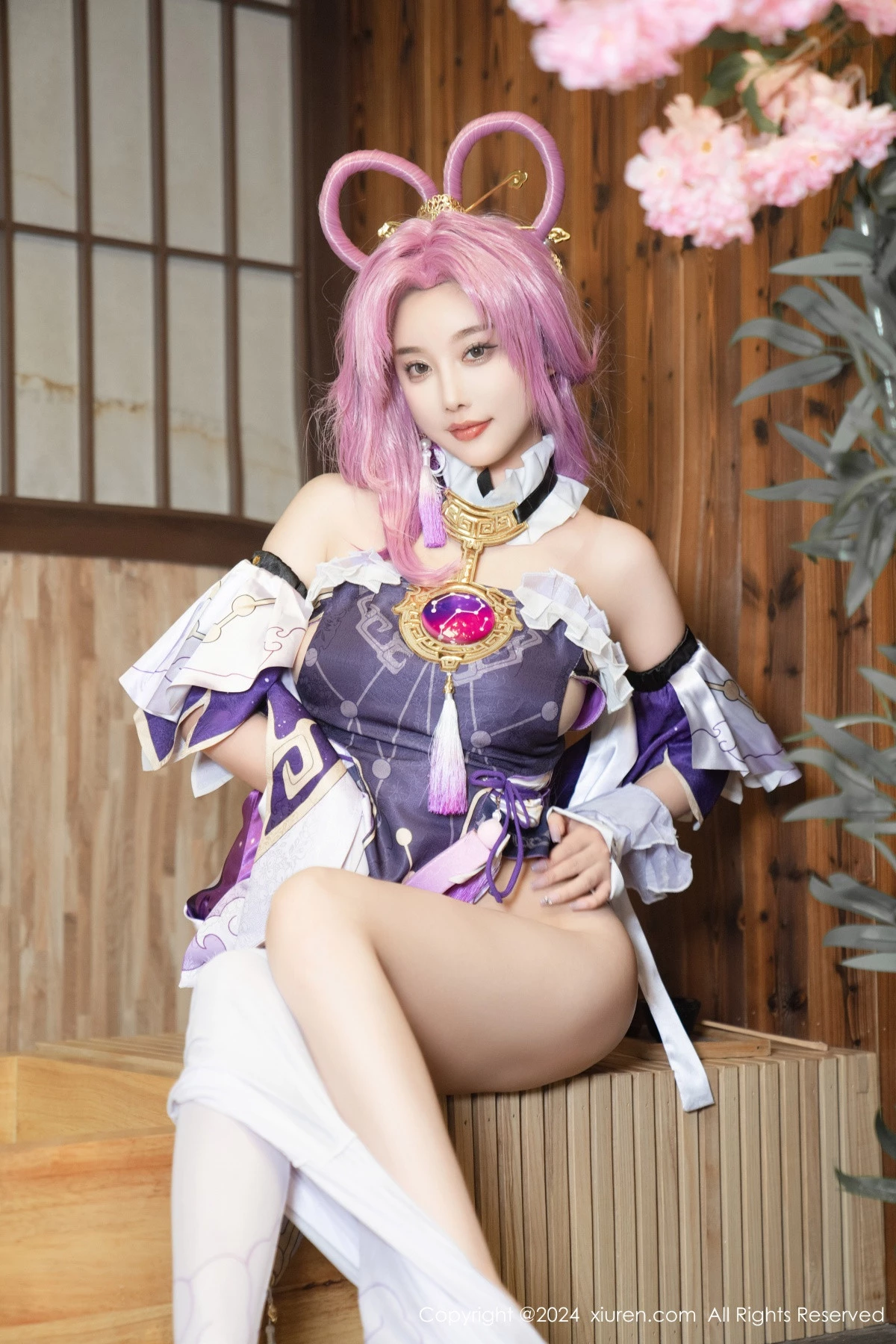 [[XiuRen秀人网]秀人网]No.8943_女神杨晨晨Yome性感紫色Cosplay服饰配白丝袜秀丰满身材诱惑写真79P