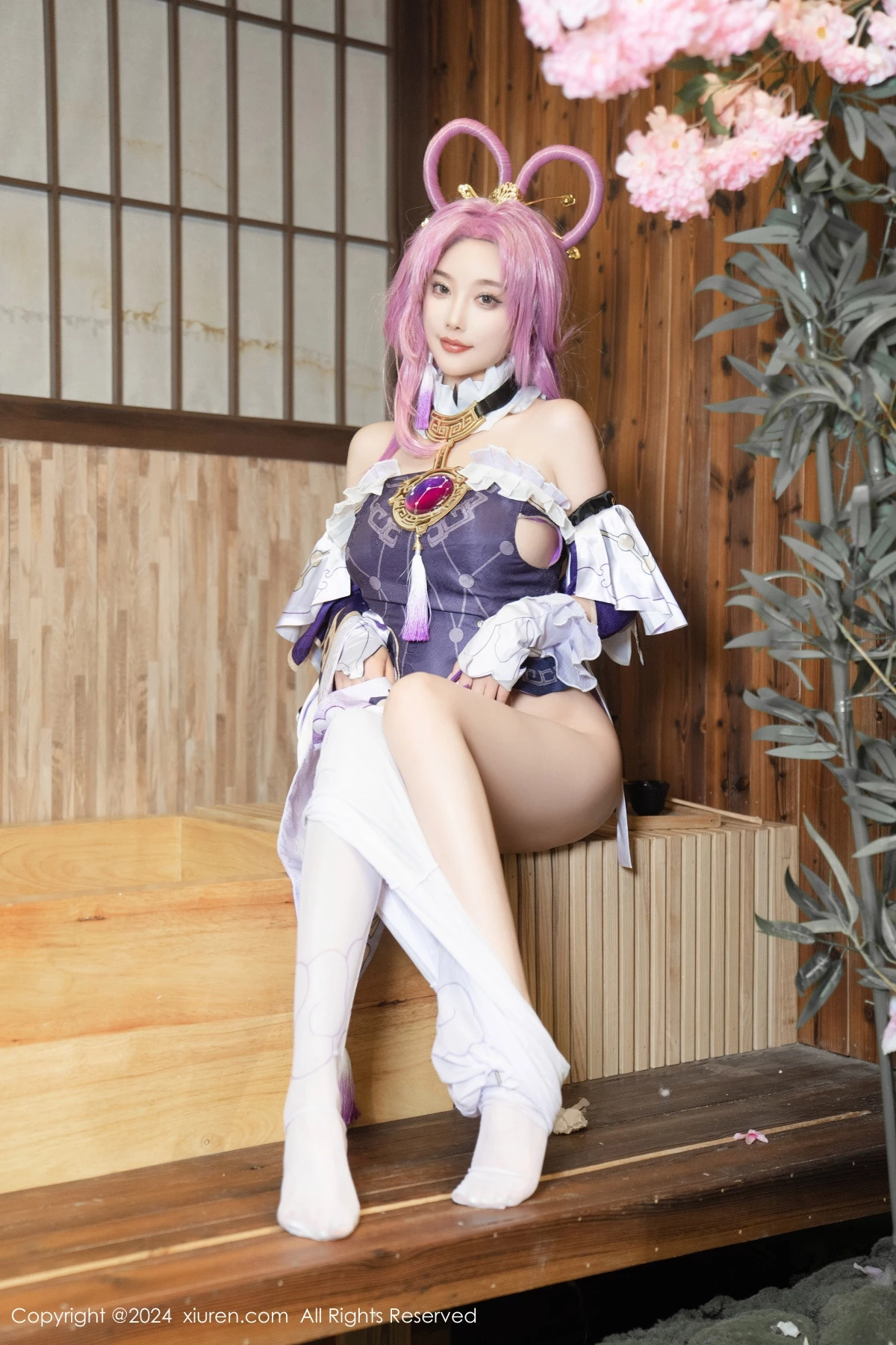 [[XiuRen秀人网]秀人网]No.8943_女神杨晨晨Yome性感紫色Cosplay服饰配白丝袜秀丰满身材诱惑写真79P