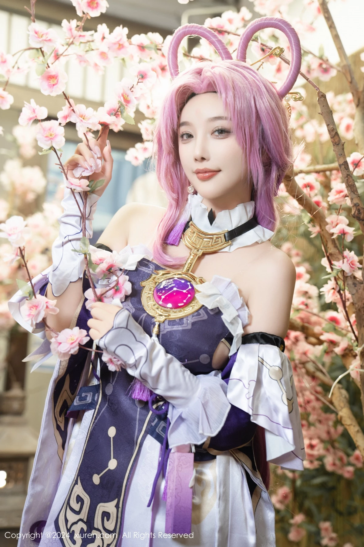 [[XiuRen秀人网]秀人网]No.8943_女神杨晨晨Yome性感紫色Cosplay服饰配白丝袜秀丰满身材诱惑写真79P