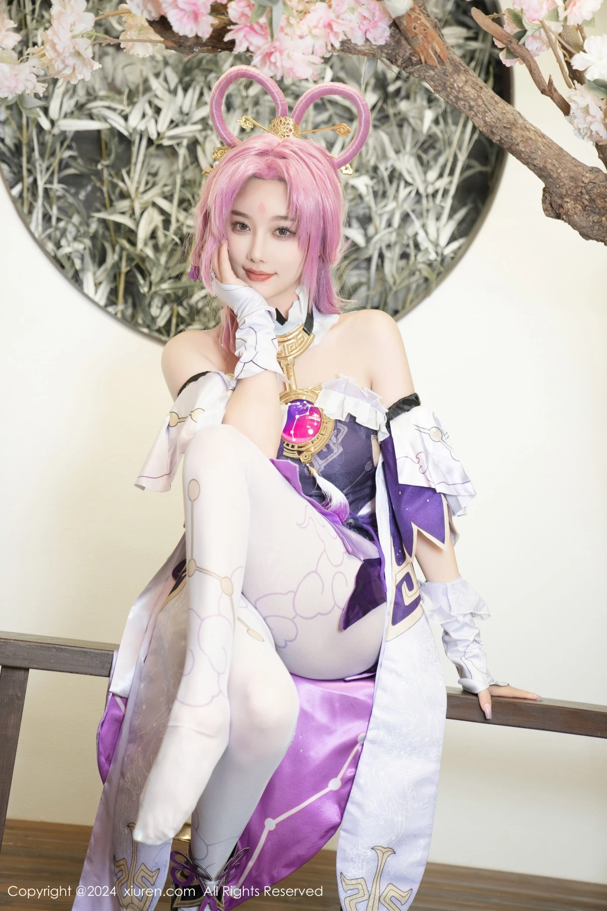 [[XiuRen秀人网]秀人网]No.8943_女神杨晨晨Yome性感紫色Cosplay服饰配白丝袜秀丰满身材诱惑写真79P