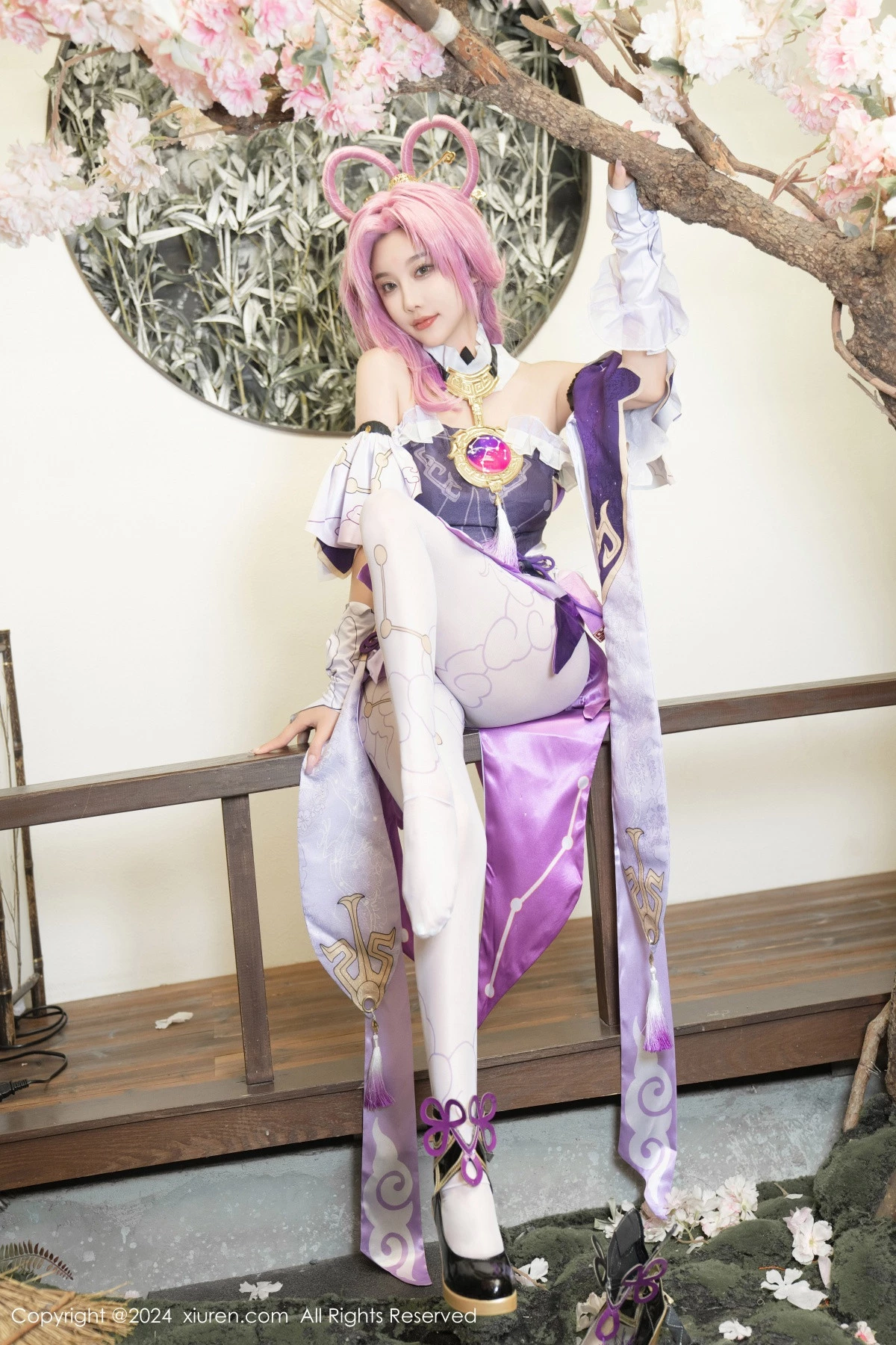 [[XiuRen秀人网]秀人网]No.8943_女神杨晨晨Yome性感紫色Cosplay服饰配白丝袜秀丰满身材诱惑写真79P