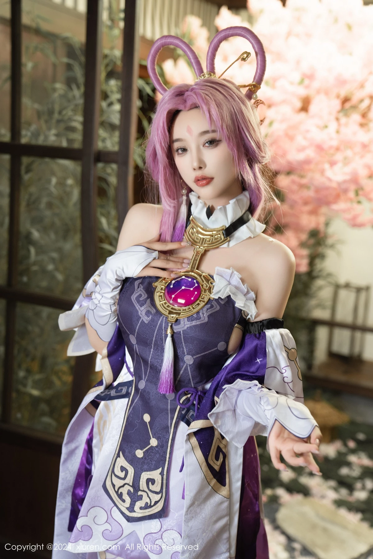 [[XiuRen秀人网]秀人网]No.8943_女神杨晨晨Yome性感紫色Cosplay服饰配白丝袜秀丰满身材诱惑写真79P