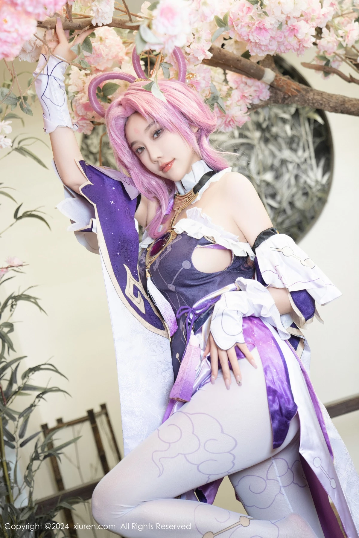 [[XiuRen秀人网]秀人网]No.8943_女神杨晨晨Yome性感紫色Cosplay服饰配白丝袜秀丰满身材诱惑写真79P