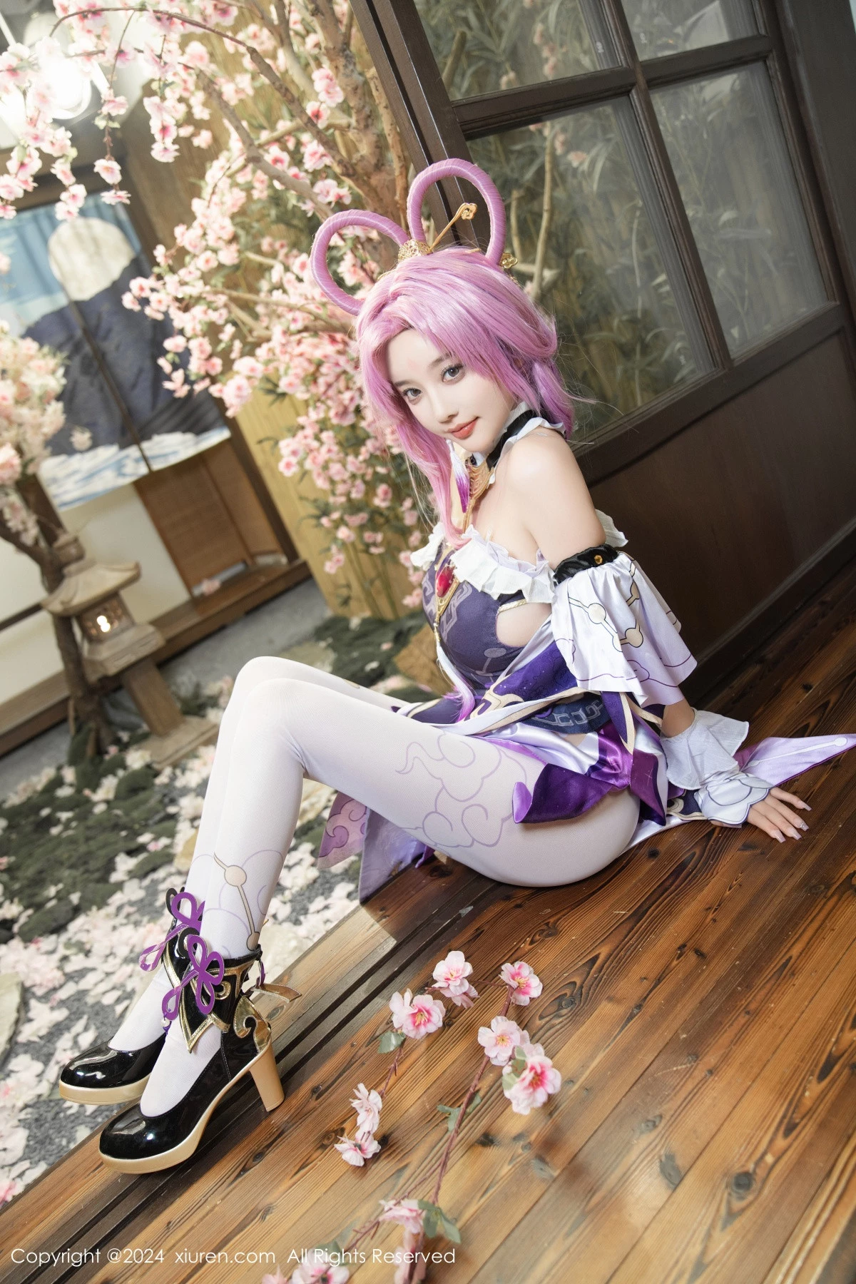 [[XiuRen秀人网]秀人网]No.8943_女神杨晨晨Yome性感紫色Cosplay服饰配白丝袜秀丰满身材诱惑写真79P