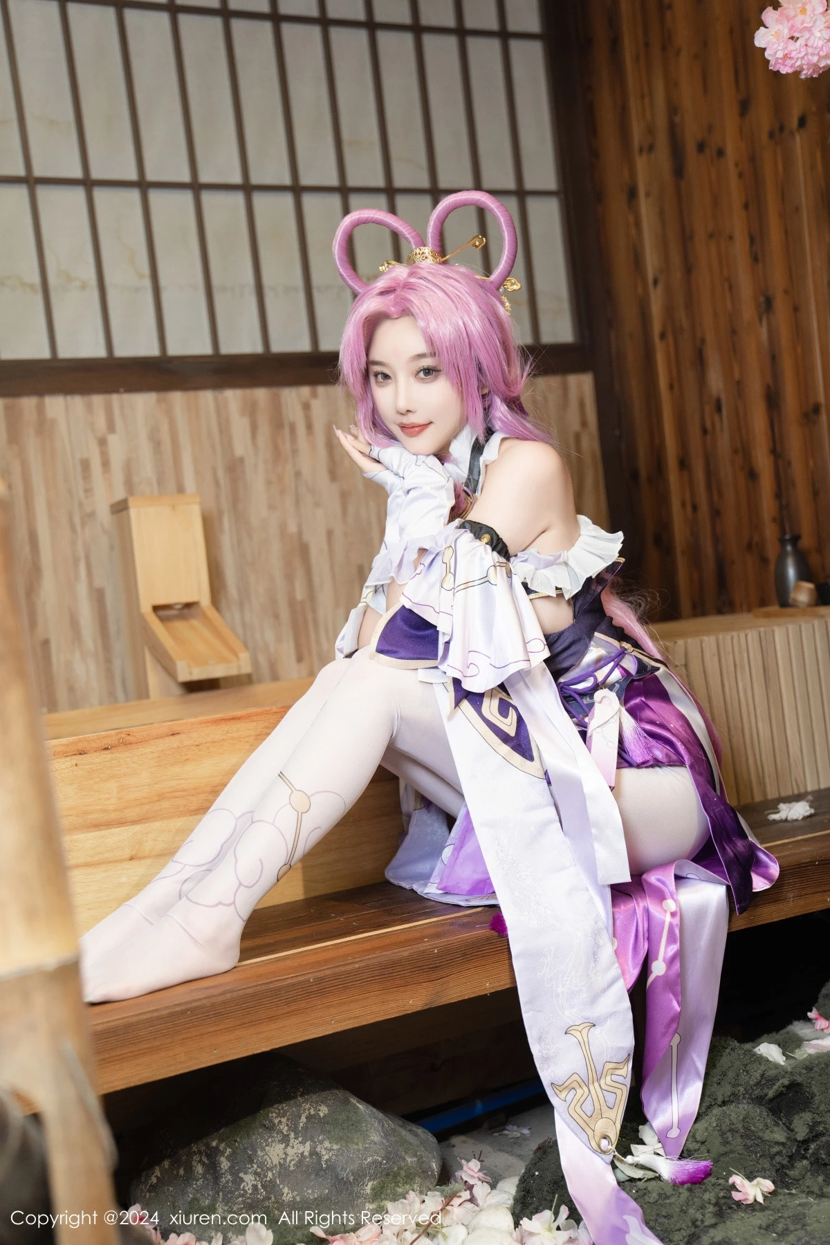 [[XiuRen秀人网]秀人网]No.8943_女神杨晨晨Yome性感紫色Cosplay服饰配白丝袜秀丰满身材诱惑写真79P