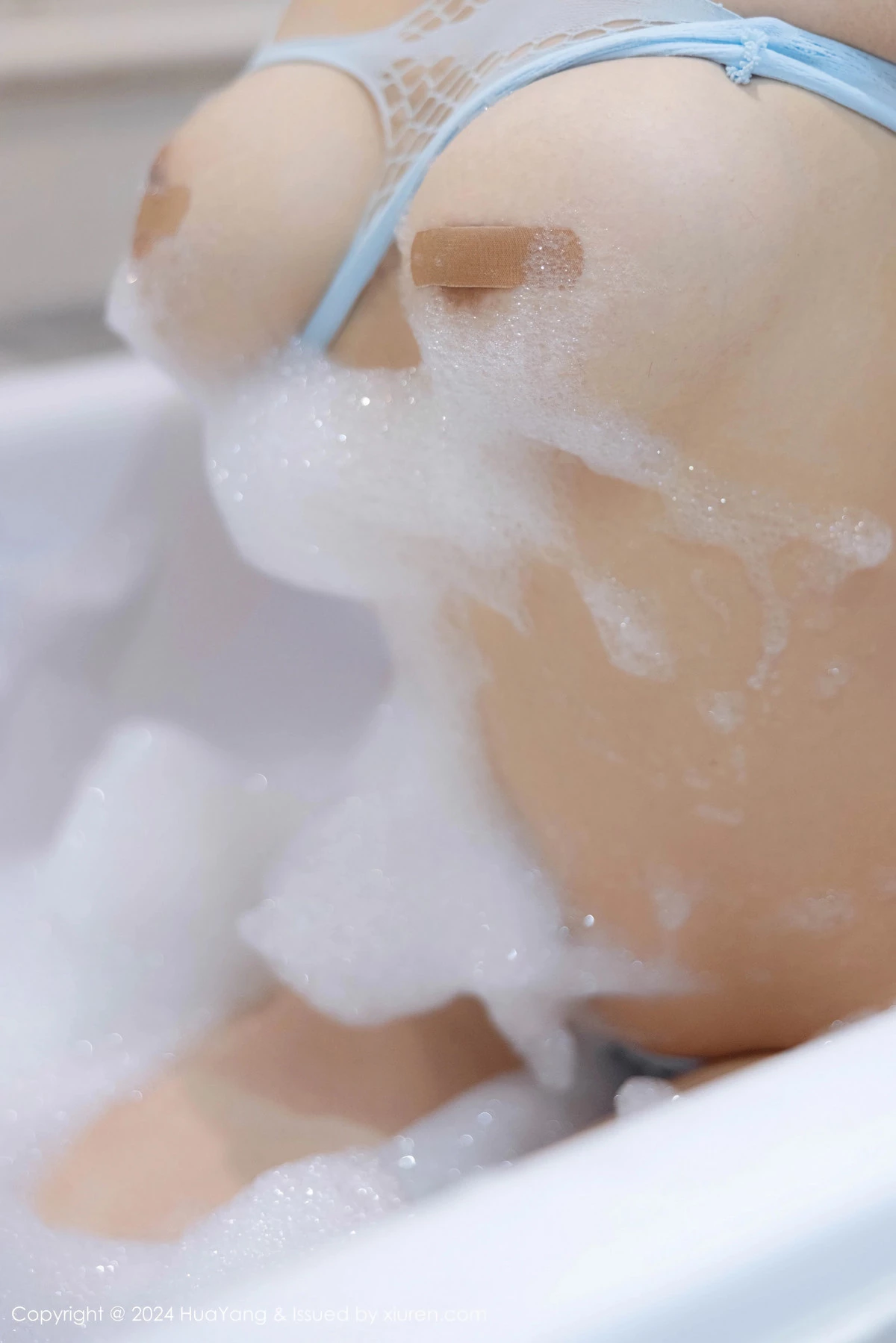 [HuaYang花漾]Vol.596_模特凯竹Quinn浴室场景性感蓝色情趣内衣秀丰腴身姿诱惑写真75P