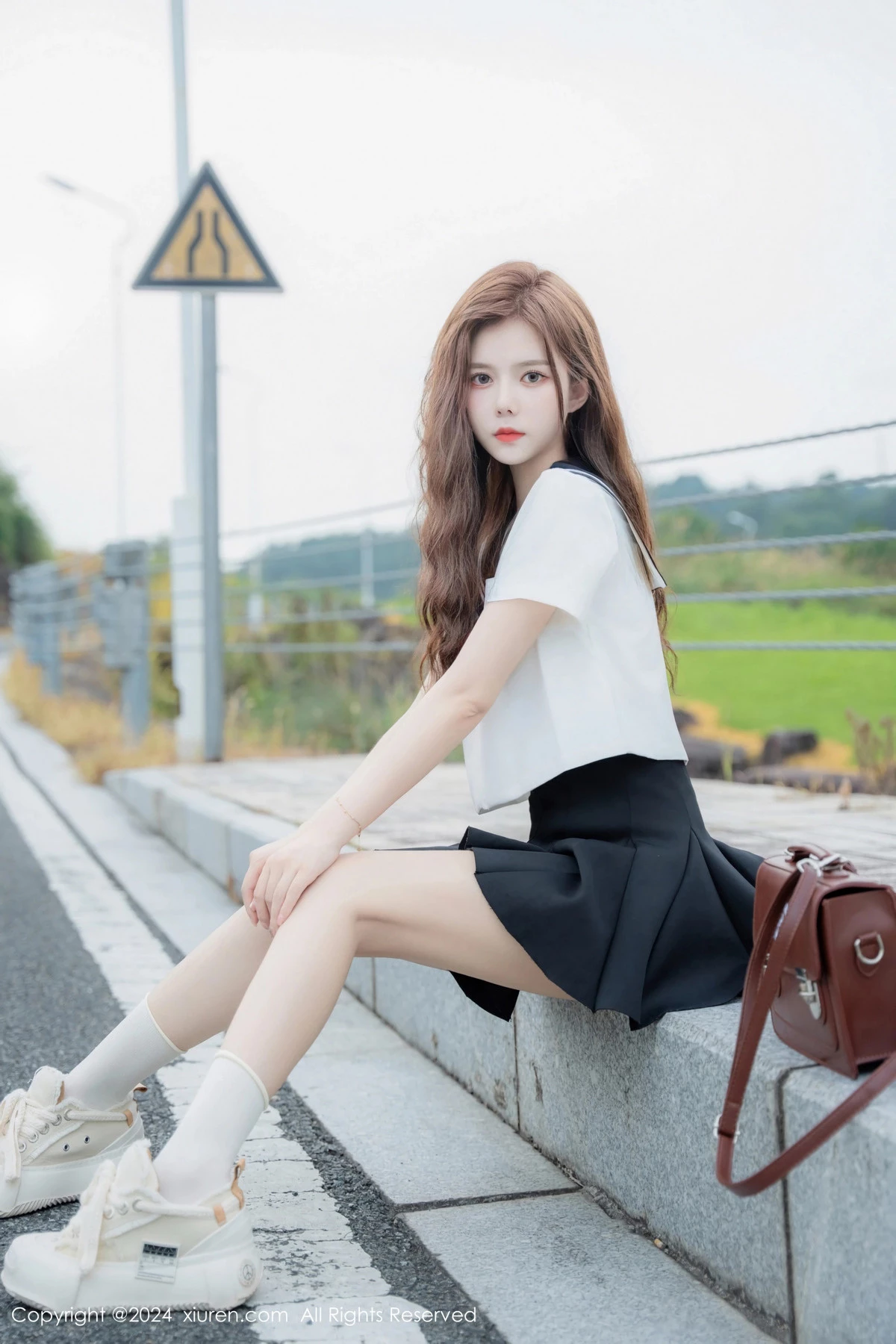 [[XiuRen秀人网]秀人网]No.8948_新人模特拍黄瓜girl性感JK制服露白色蕾丝内衣秀曼妙身姿诱惑写真81P