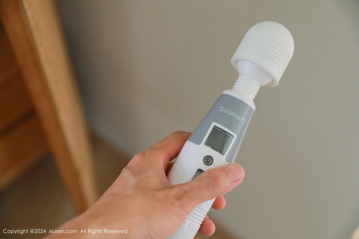 [[XiuRen秀人网]秀人网]No.8964_模特桃妖夭性感白色服饰配超短牛仔裤秀曼妙身姿惹火诱惑写真83P