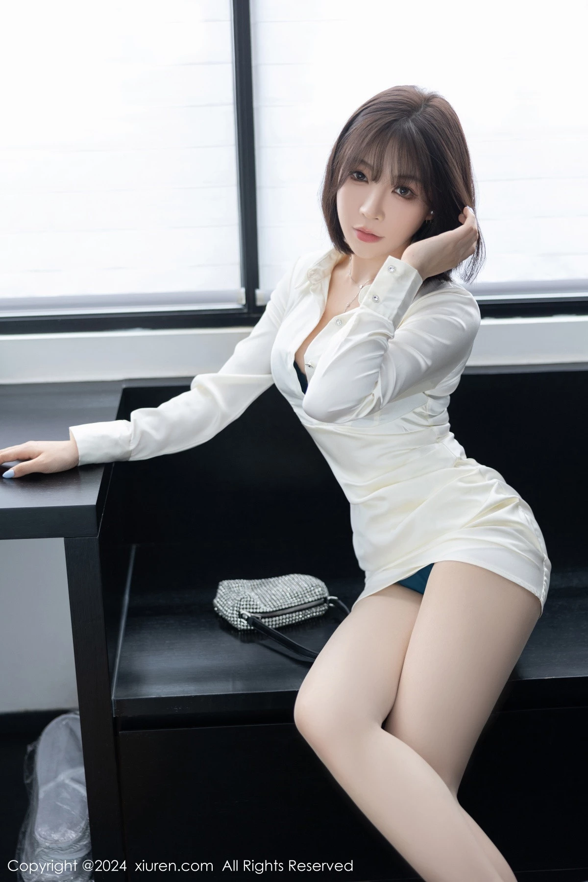 [[XiuRen秀人网]秀人网]No.8963_女神徐莉芝Booty性感白色服饰露蓝色内衣配白丝袜迷人诱惑写真87P