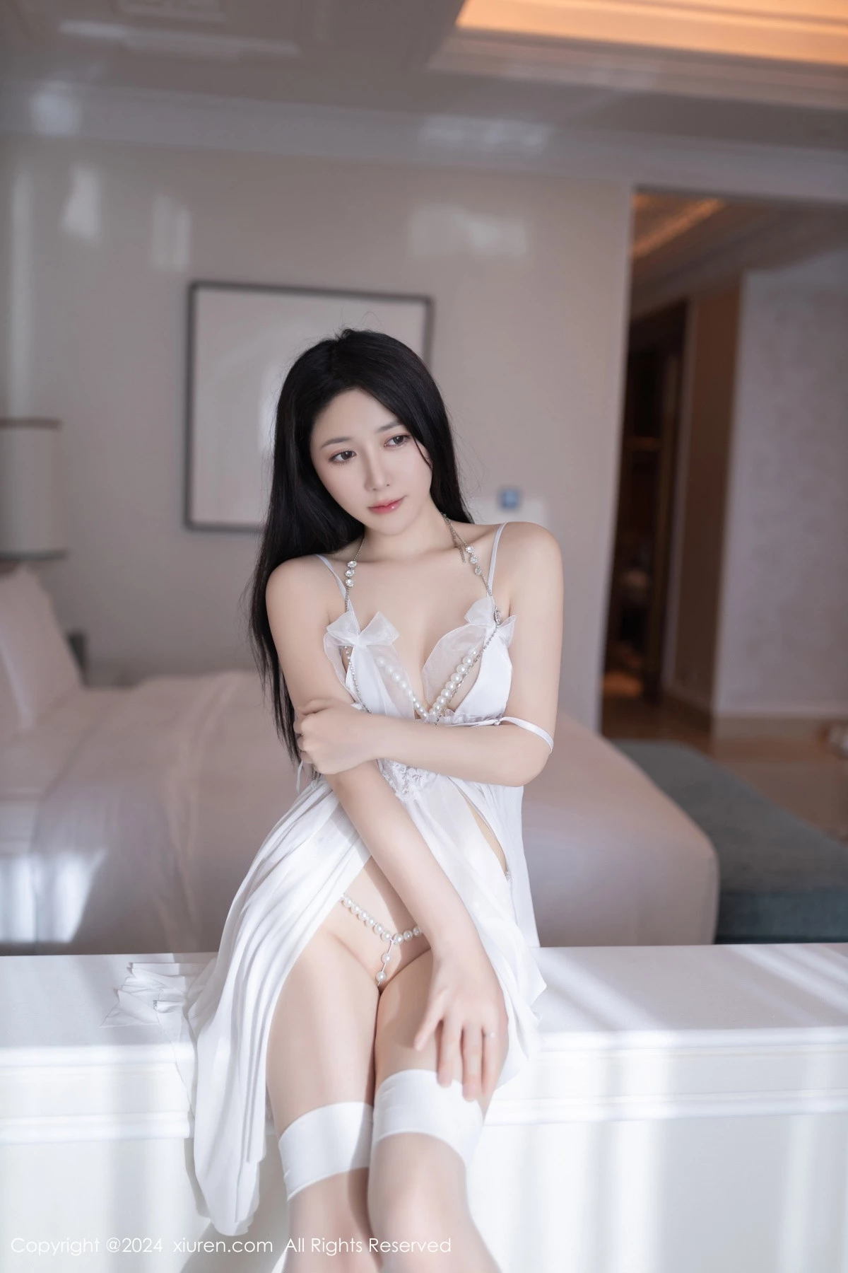 [[XiuRen秀人网]秀人网]No.8962_模特鱼子酱Fish性感白色轻透连衣裙露珍珠内衣秀惹火身材诱惑写真80P