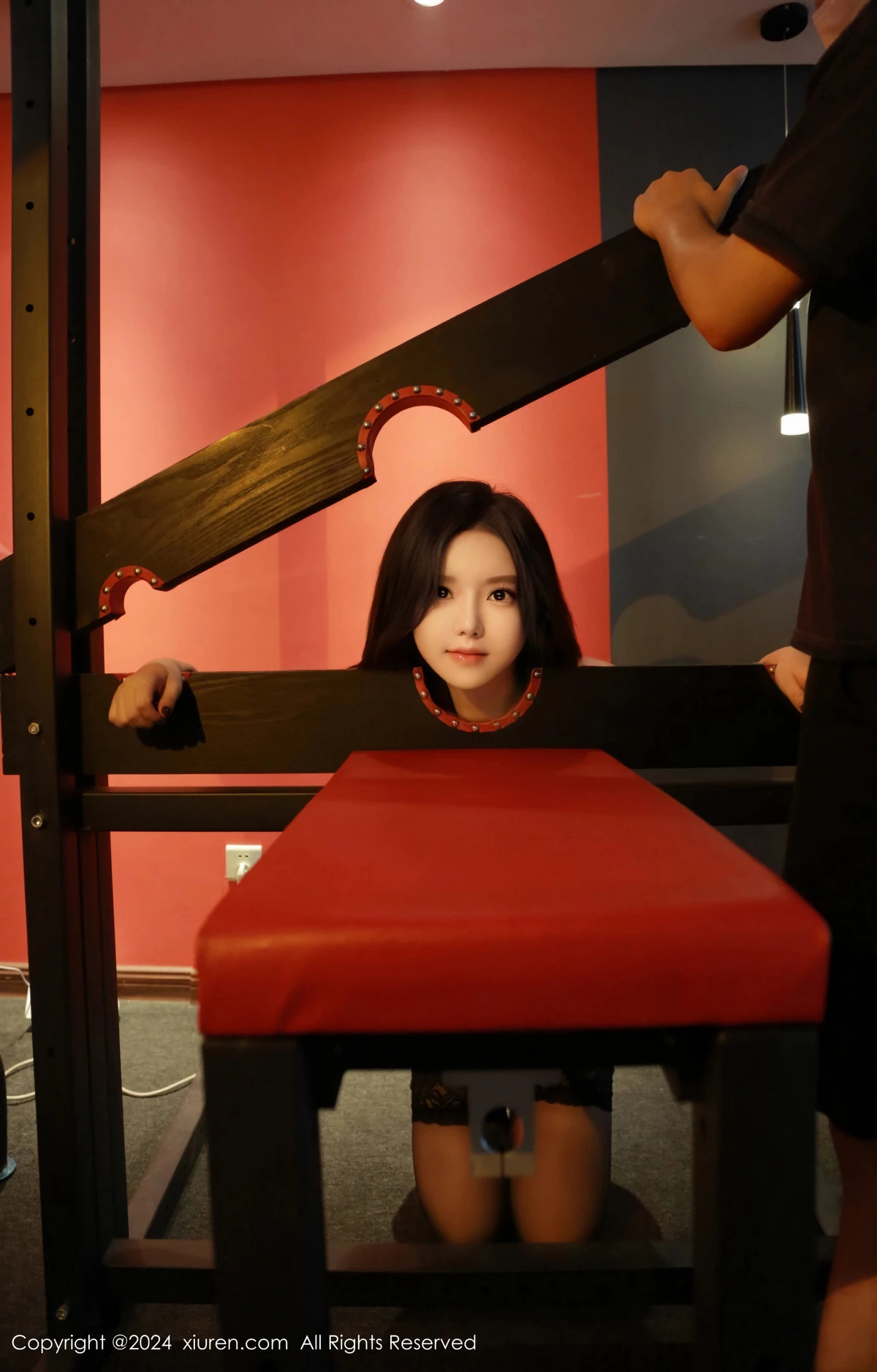 [[XiuRen秀人网]秀人网]No.8956_模特小薯条nienie性感黑色连衣短裙配黑丝袜秀完美身材诱惑写真69P