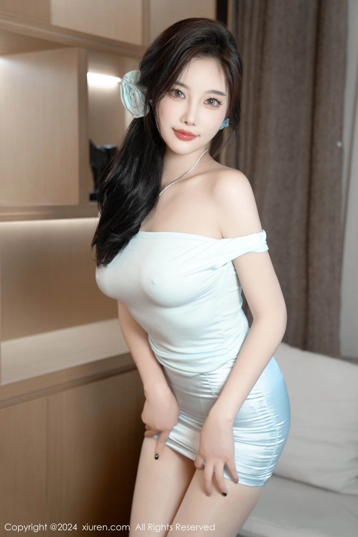 [[XiuRen秀人网]秀人网]No.8960_女神杨晨晨Yome性感白色连衣短裙配白丝袜秀丰腴身姿诱惑写真89P