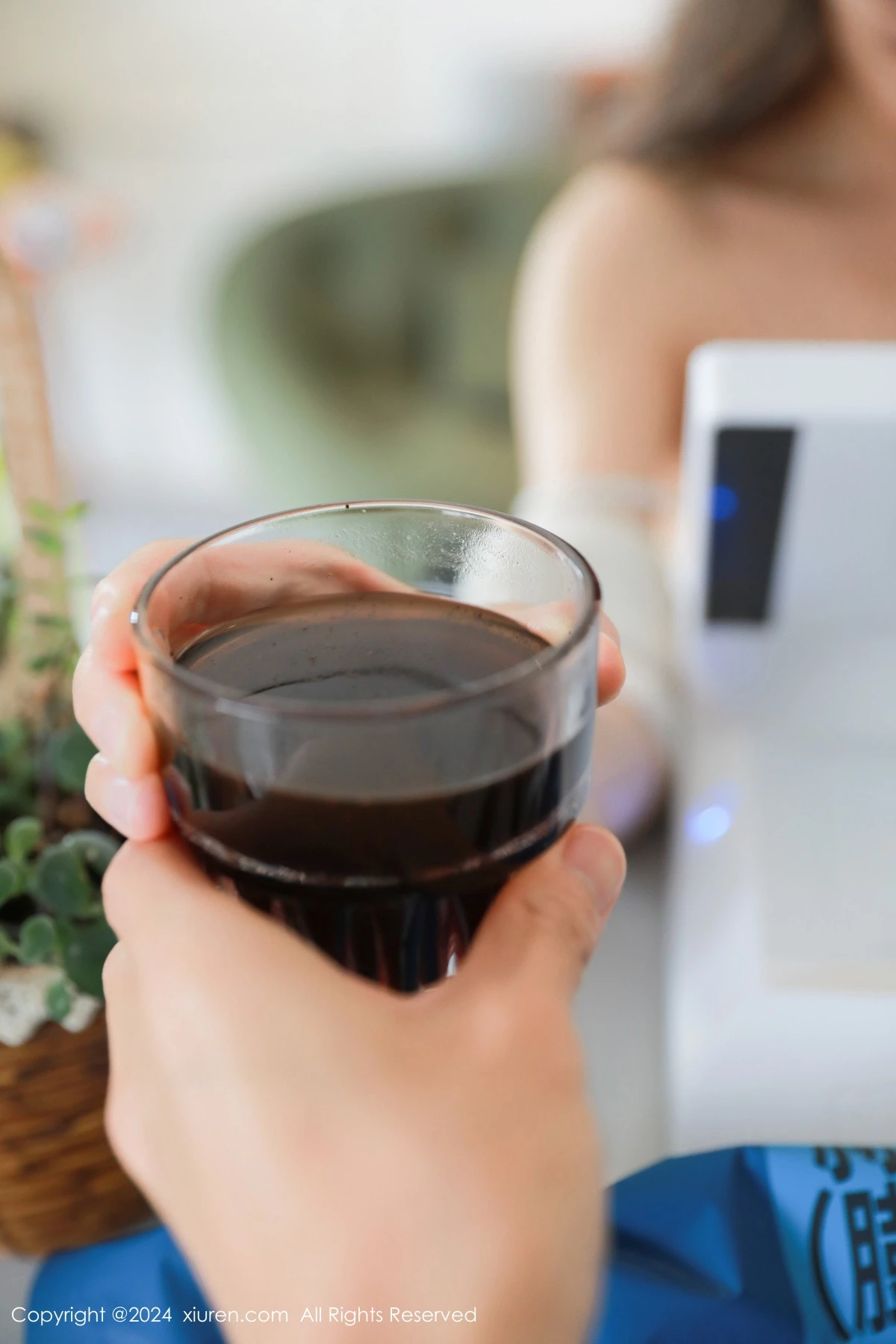 [[XiuRen秀人网]秀人网]No.8964_模特桃妖夭性感白色服饰配超短牛仔裤秀曼妙身姿惹火诱惑写真83P