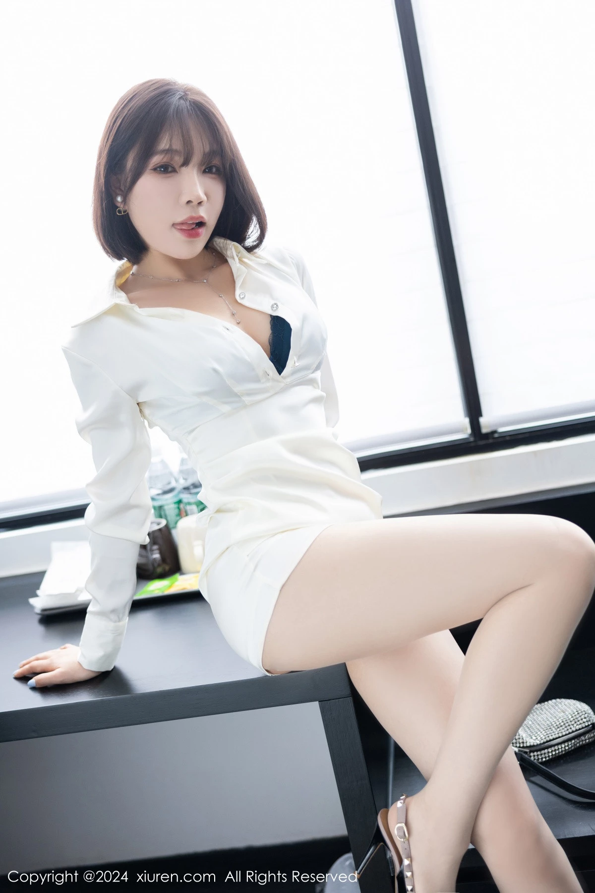 [[XiuRen秀人网]秀人网]No.8963_女神徐莉芝Booty性感白色服饰露蓝色内衣配白丝袜迷人诱惑写真87P