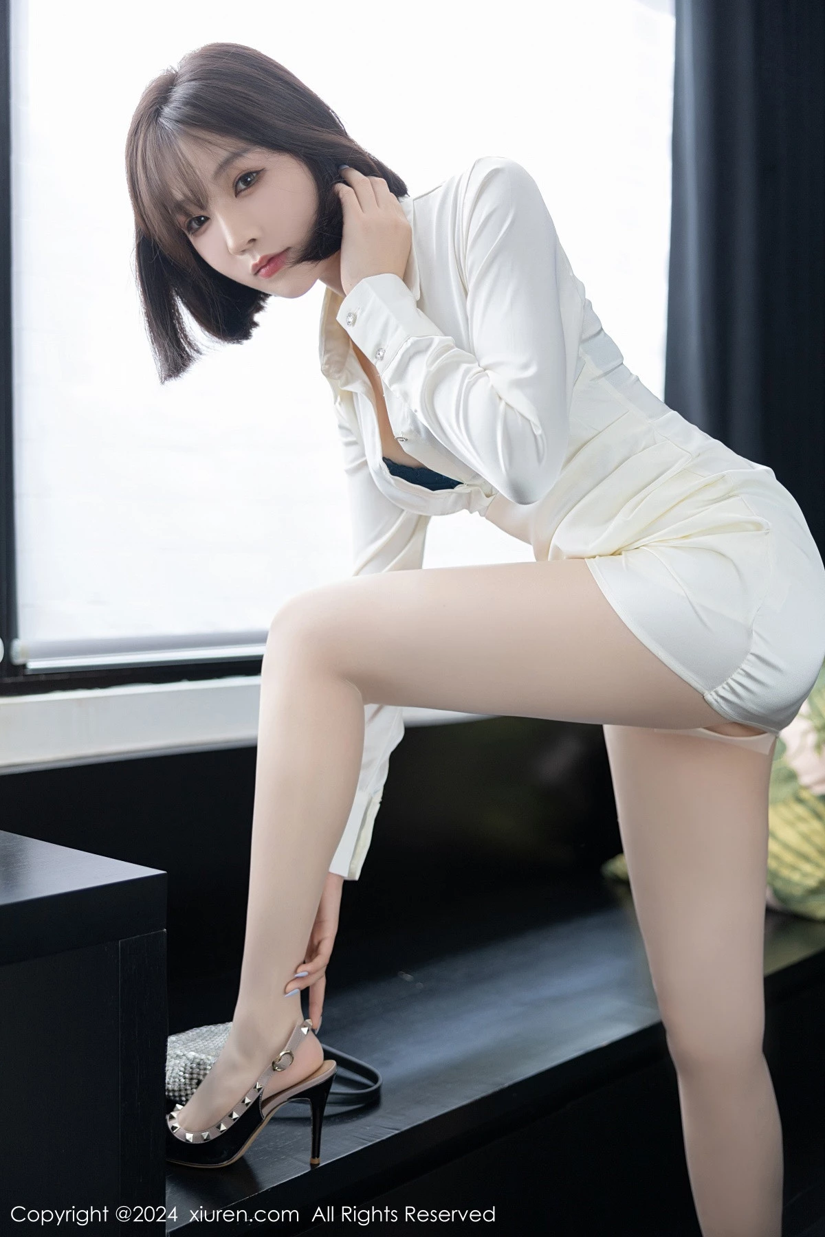 [[XiuRen秀人网]秀人网]No.8963_女神徐莉芝Booty性感白色服饰露蓝色内衣配白丝袜迷人诱惑写真87P