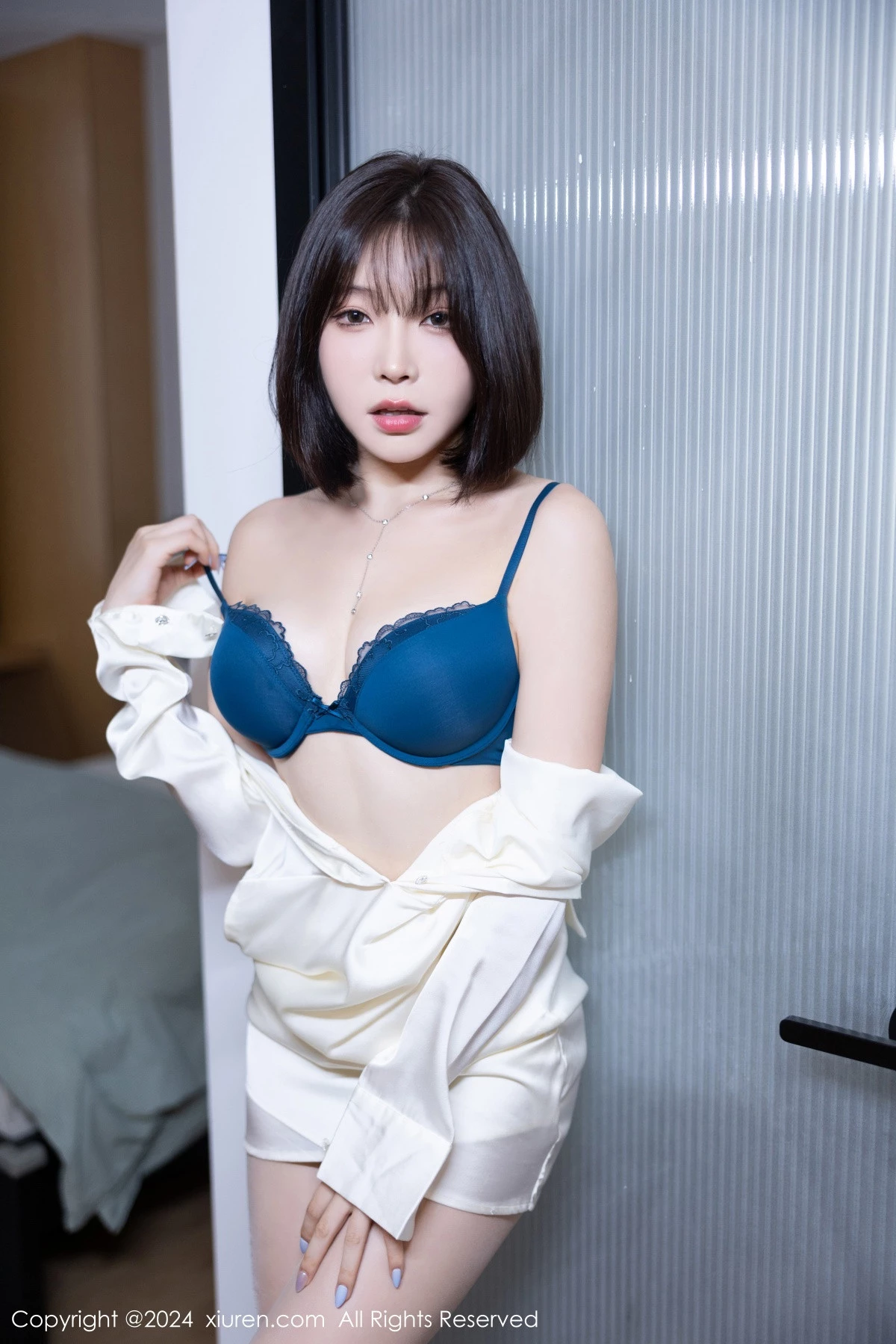 [[XiuRen秀人网]秀人网]No.8963_女神徐莉芝Booty性感白色服饰露蓝色内衣配白丝袜迷人诱惑写真87P
