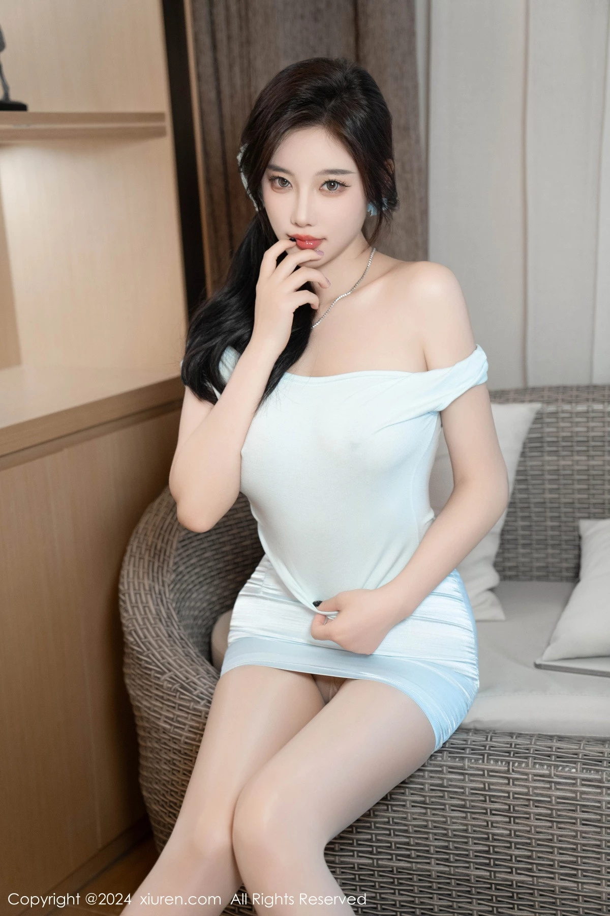 [[XiuRen秀人网]秀人网]No.8960_女神杨晨晨Yome性感白色连衣短裙配白丝袜秀丰腴身姿诱惑写真89P