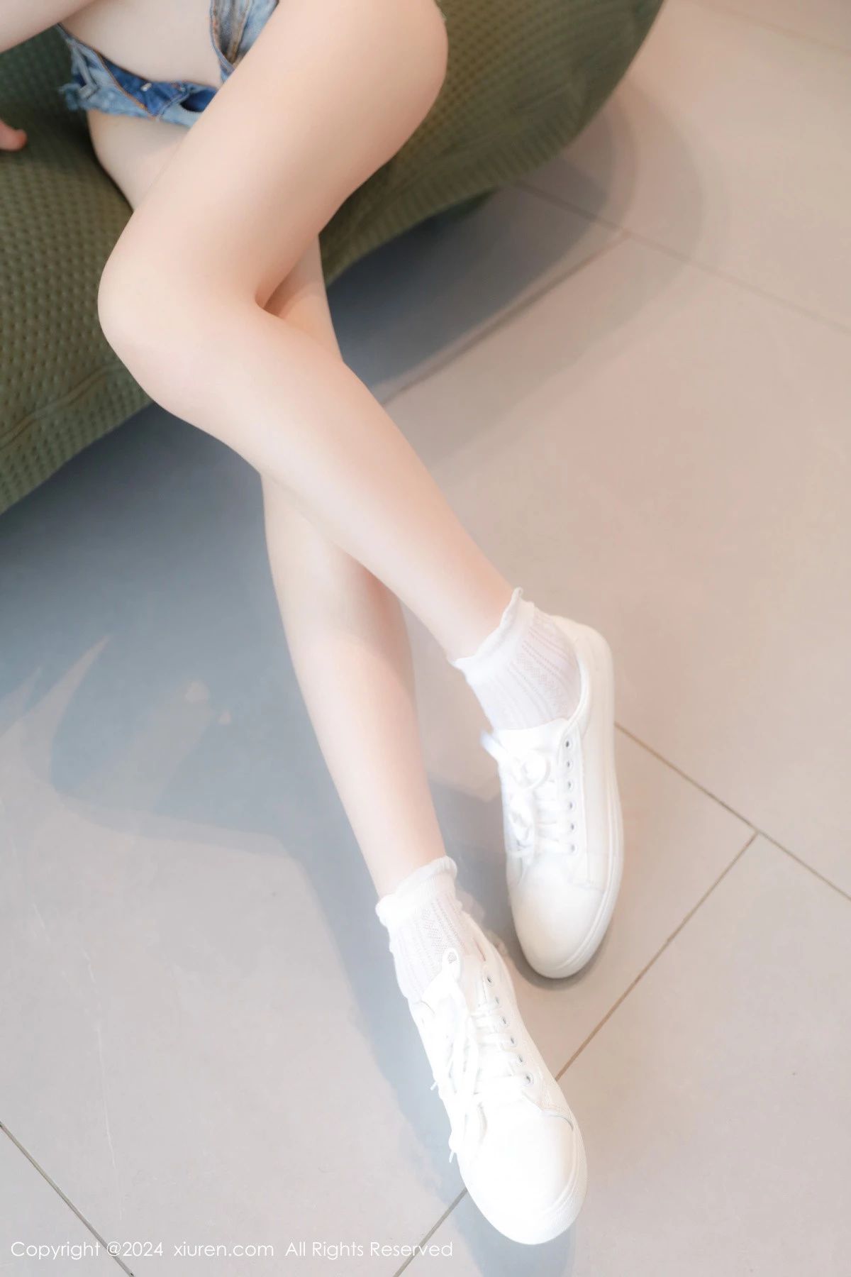 [[XiuRen秀人网]秀人网]No.8964_模特桃妖夭性感白色服饰配超短牛仔裤秀曼妙身姿惹火诱惑写真83P