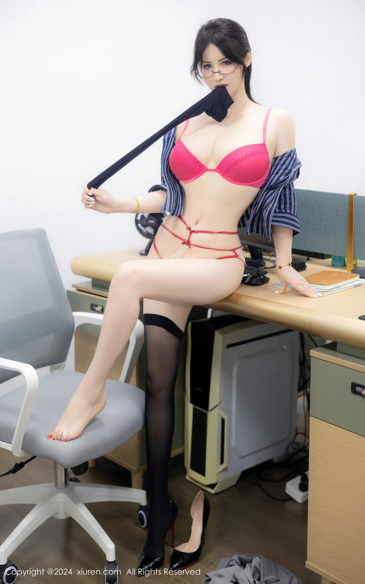 [[XiuRen秀人网]秀人网]No.8971_模特诗诗kiki性感OL衬衫露红色内衣配黑丝袜秀惹火身材诱惑写真85P