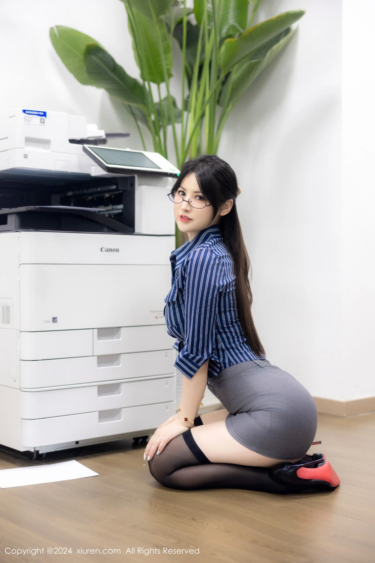 [[XiuRen秀人网]秀人网]No.8971_模特诗诗kiki性感OL衬衫露红色内衣配黑丝袜秀惹火身材诱惑写真85P