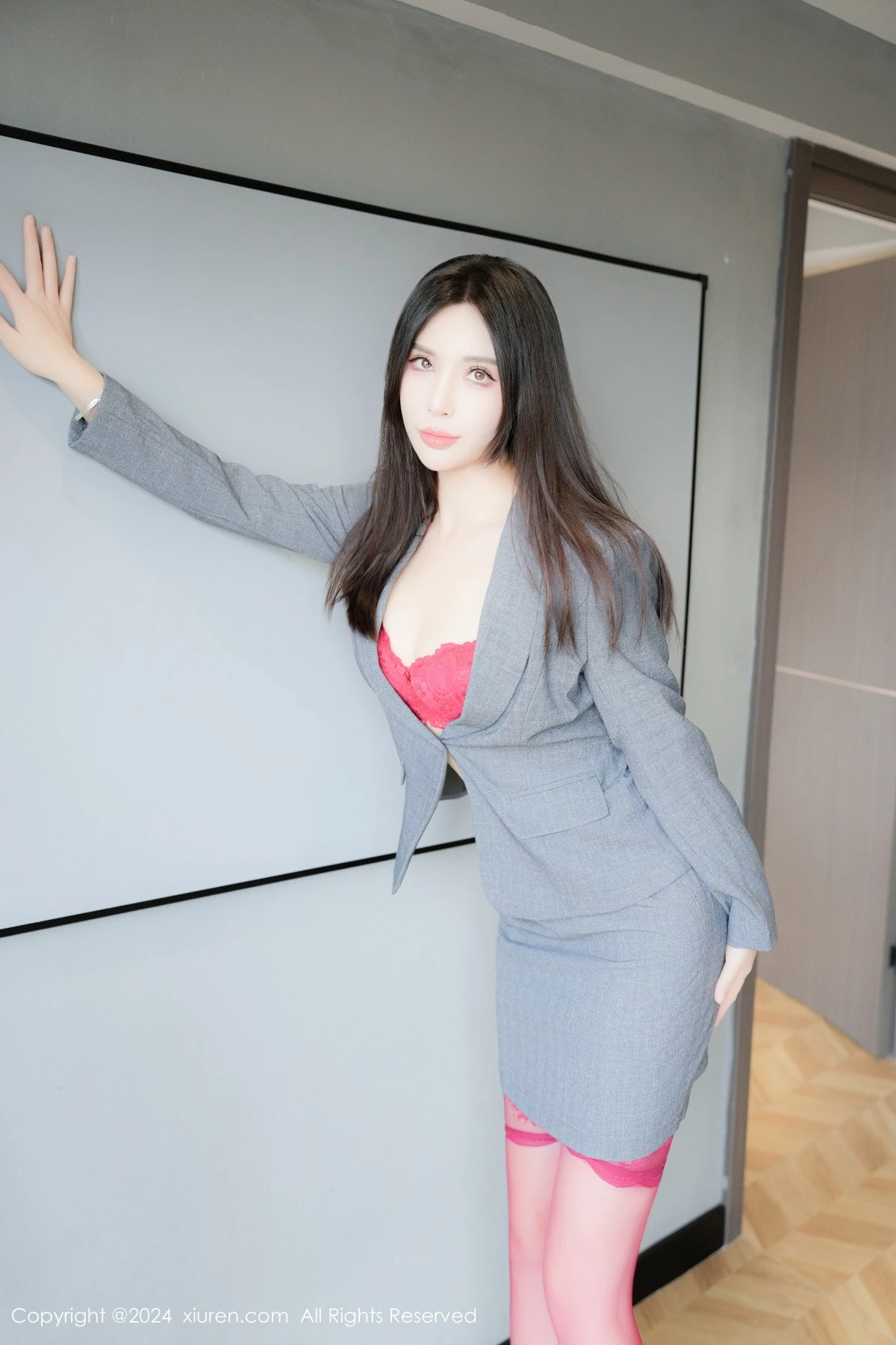 [[XiuRen秀人网]秀人网]No.8967_模特曼柔性感西服露红色蕾丝内衣配红丝吊袜秀曼妙身姿诱惑写真80P