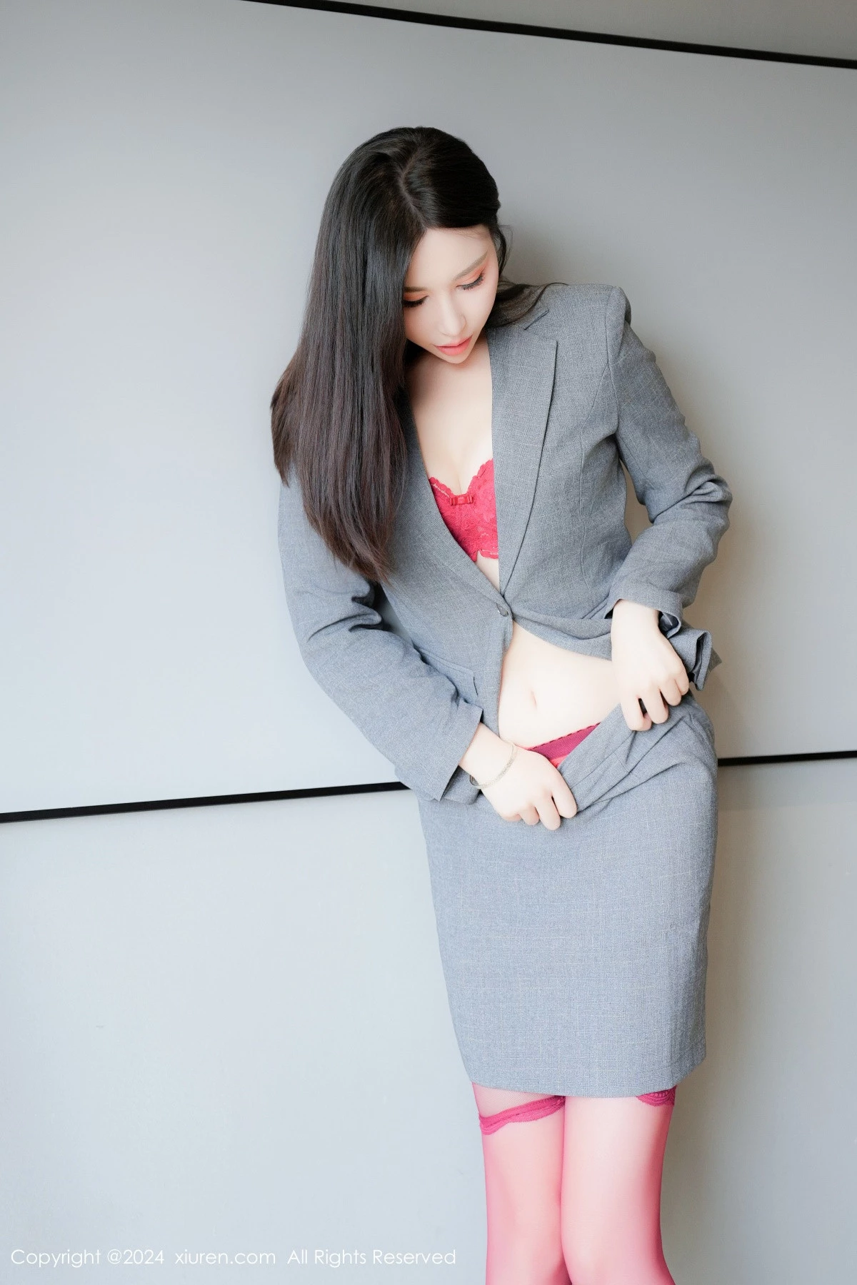 [[XiuRen秀人网]秀人网]No.8967_模特曼柔性感西服露红色蕾丝内衣配红丝吊袜秀曼妙身姿诱惑写真80P