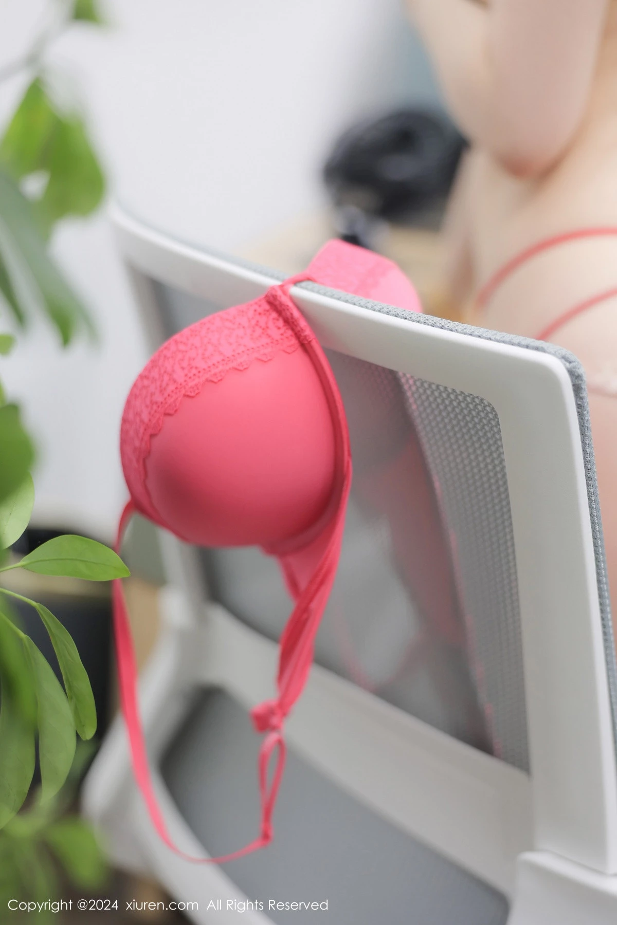 [[XiuRen秀人网]秀人网]No.8971_模特诗诗kiki性感OL衬衫露红色内衣配黑丝袜秀惹火身材诱惑写真85P