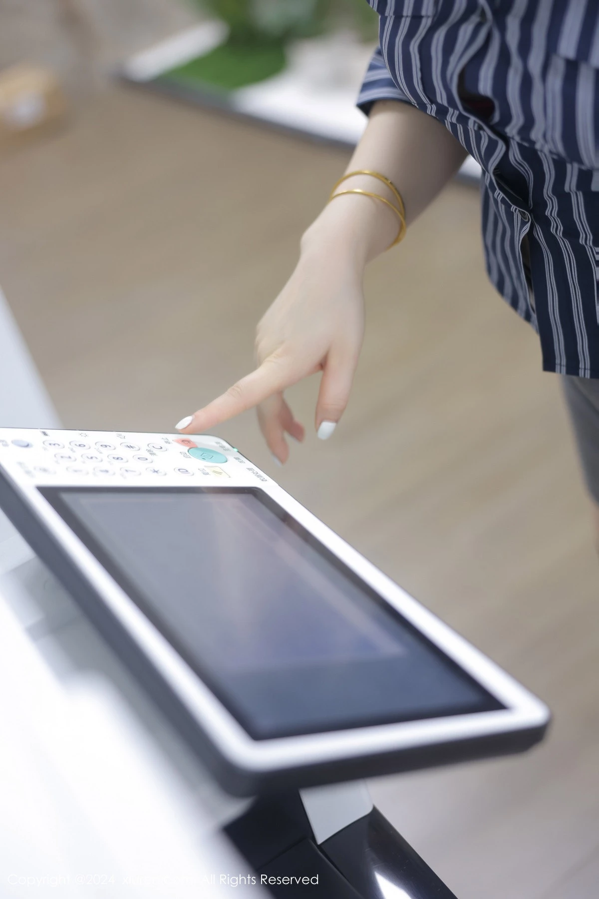 [[XiuRen秀人网]秀人网]No.8971_模特诗诗kiki性感OL衬衫露红色内衣配黑丝袜秀惹火身材诱惑写真85P