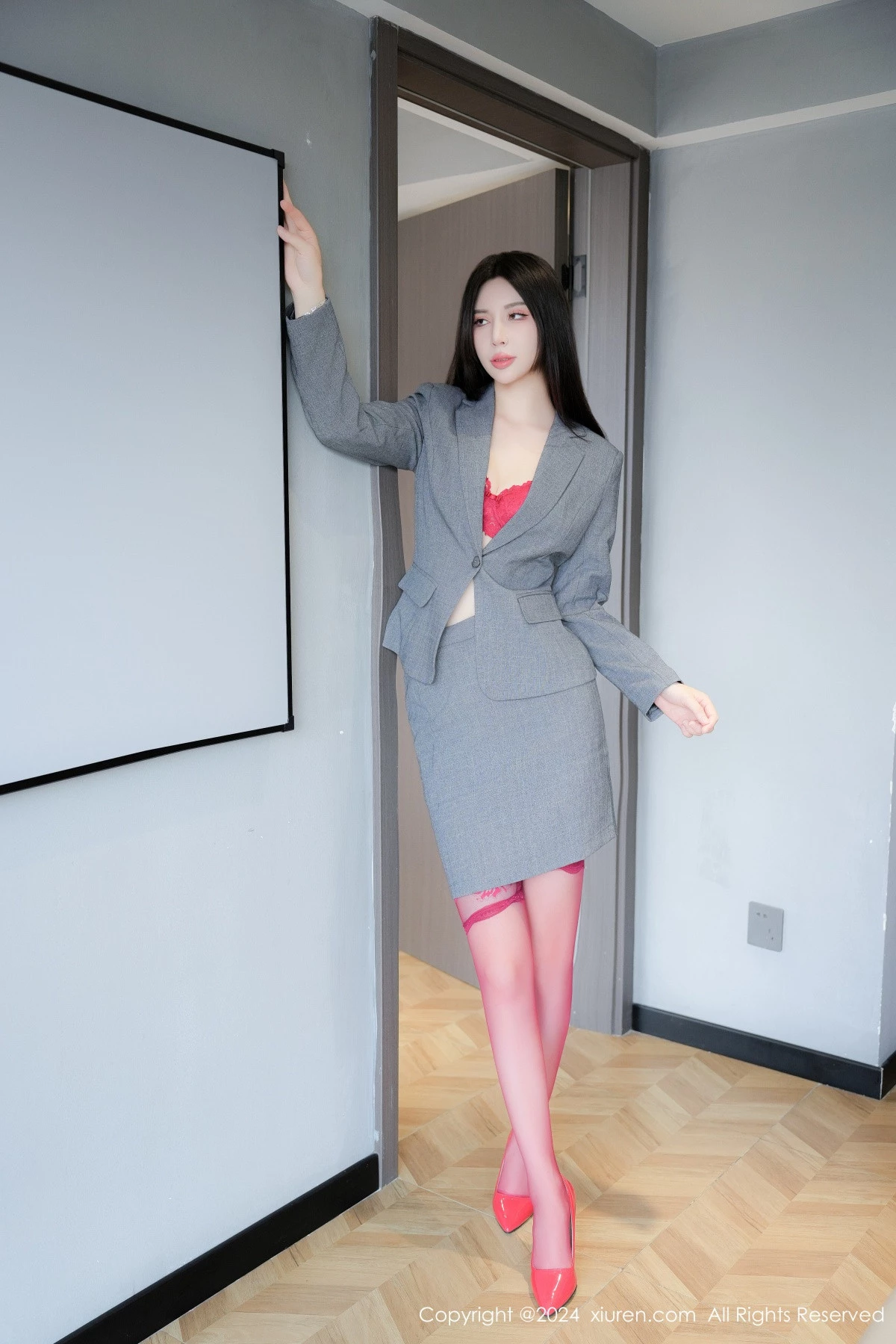 [[XiuRen秀人网]秀人网]No.8967_模特曼柔性感西服露红色蕾丝内衣配红丝吊袜秀曼妙身姿诱惑写真80P