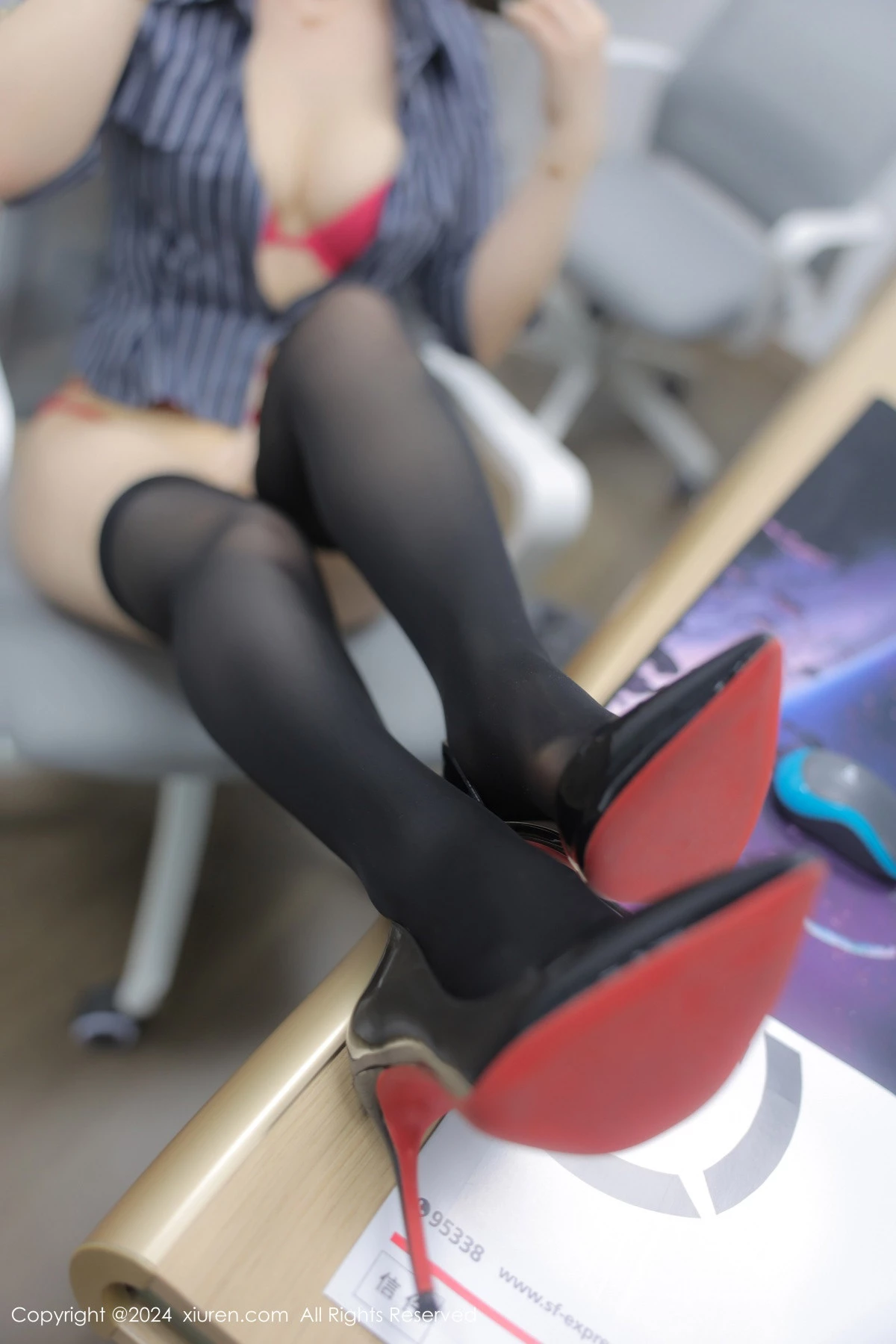 [[XiuRen秀人网]秀人网]No.8971_模特诗诗kiki性感OL衬衫露红色内衣配黑丝袜秀惹火身材诱惑写真85P