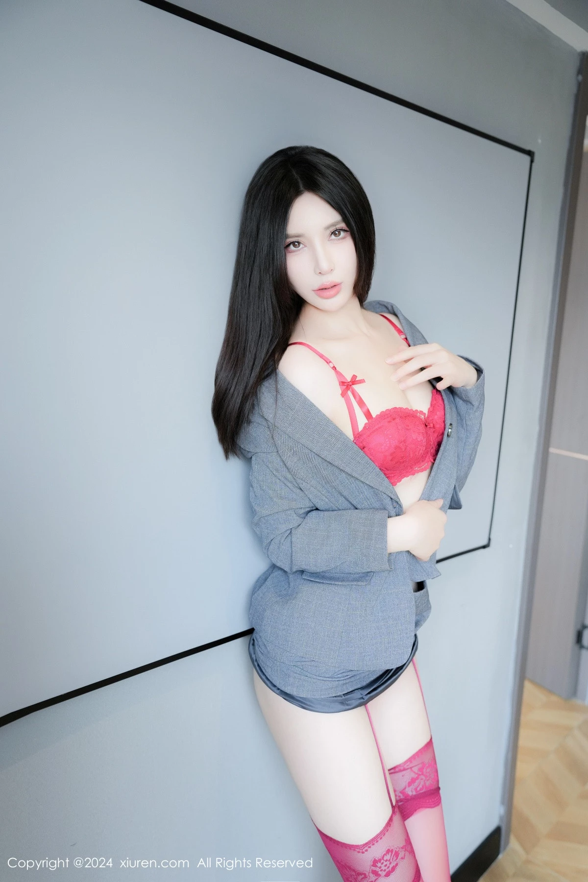 [[XiuRen秀人网]秀人网]No.8967_模特曼柔性感西服露红色蕾丝内衣配红丝吊袜秀曼妙身姿诱惑写真80P