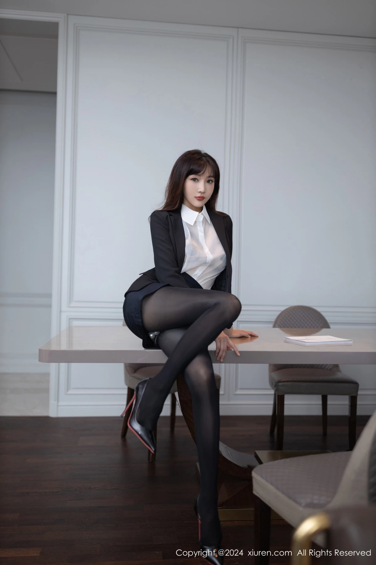 [[XiuRen秀人网]秀人网]No.8988_模特陆萱萱白色薄透衬衫露黑色情趣内衣配开档黑丝极致魅惑写真80P