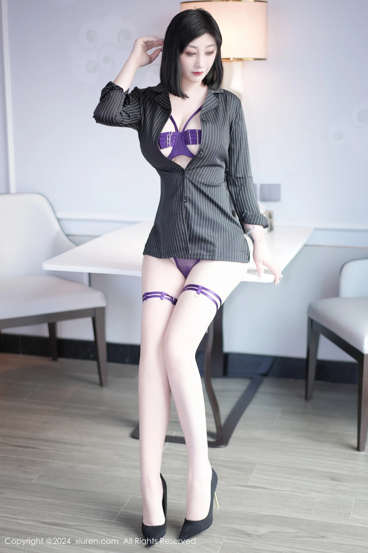 [[XiuRen秀人网]秀人网]No.8986_女神妲己_Toxic性感紫色情趣内衣配白色丝袜秀雪峰美臀诱惑写真60P