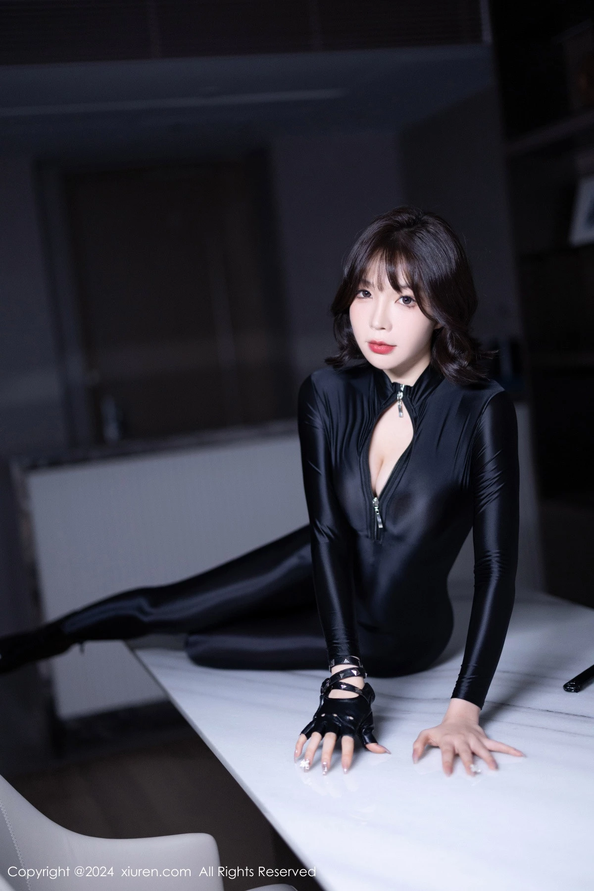 [[XiuRen秀人网]秀人网]No.8987_女神徐莉芝Booty黑色连体皮衣+红色情趣内衣秀惹火身材诱惑写真93P