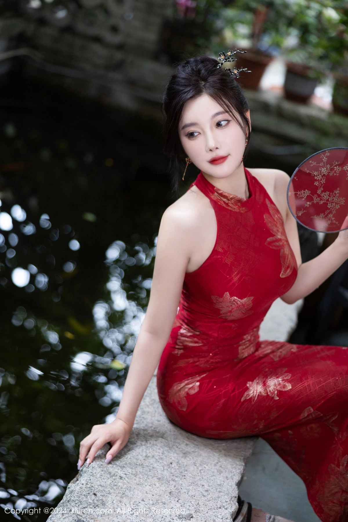 [[XiuRen秀人网]秀人网]No.8996_女神杨晨晨Yome性感红色长旗袍配黑丝吊袜秀丰腴身材诱惑写真81P