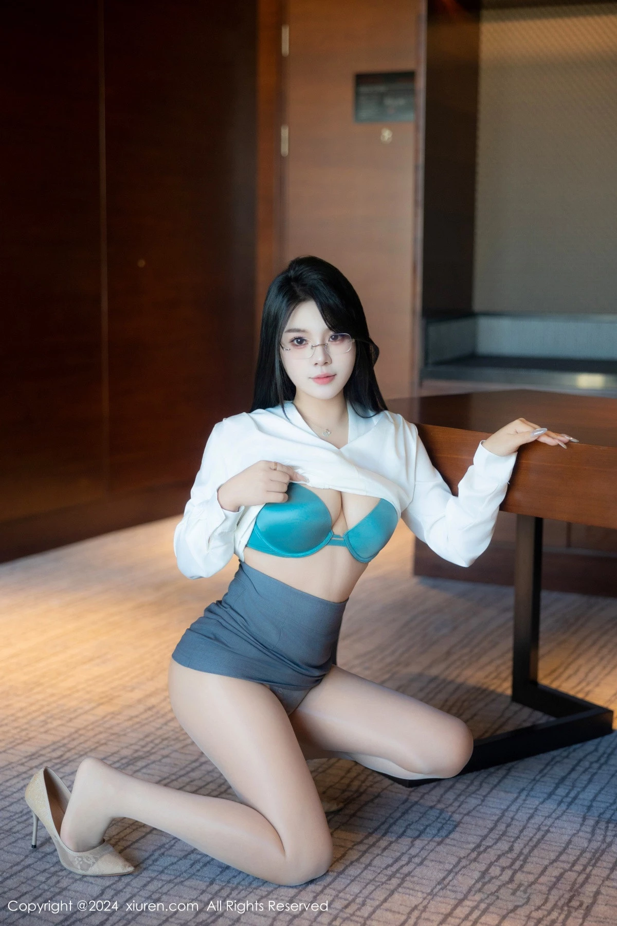 [[XiuRen秀人网]秀人网]No.8989_新人模特麦田性感白色OL服饰露蓝色内衣配超薄肉丝撩人诱惑写真83P