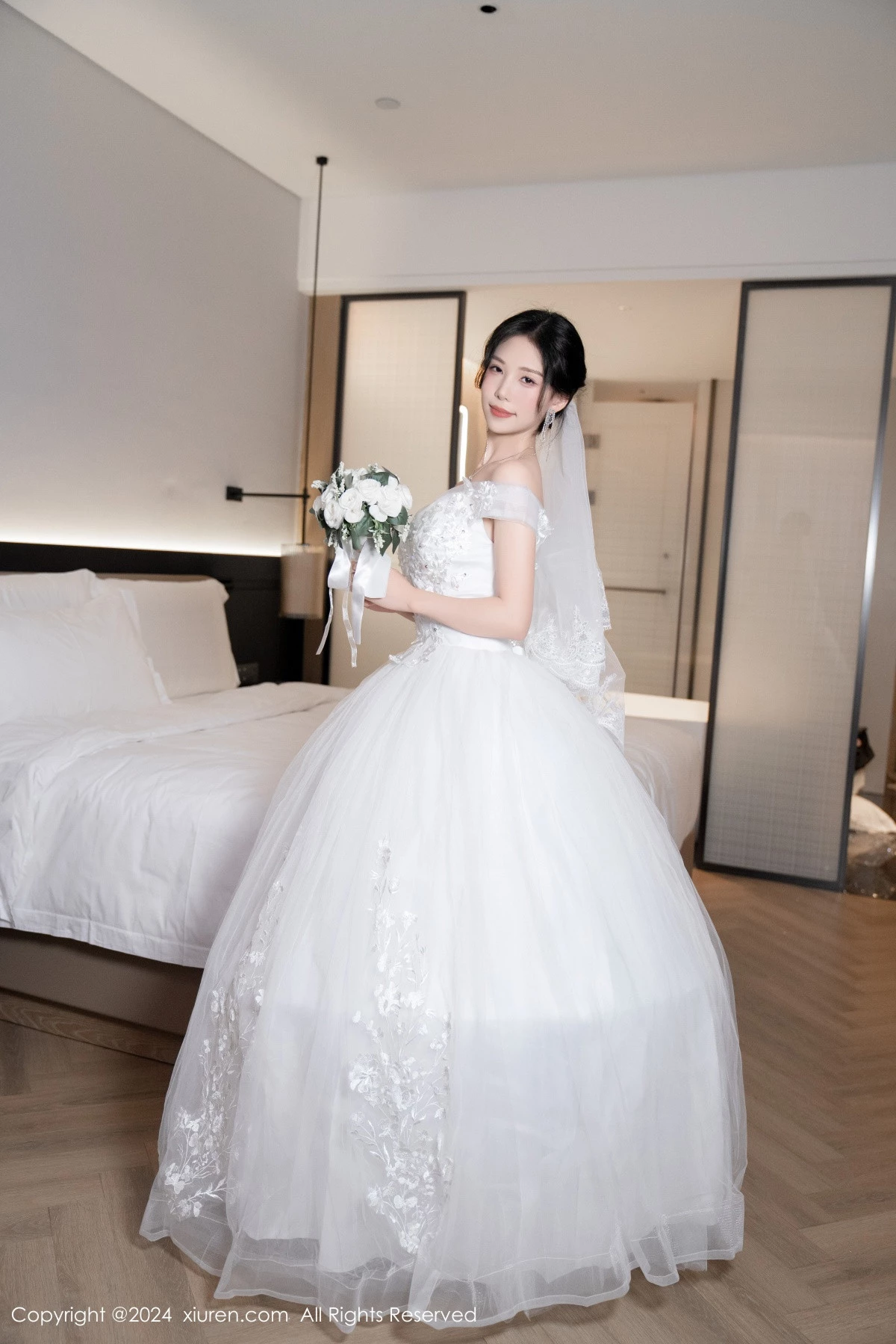 [[XiuRen秀人网]秀人网]No.8998_模特利世浴室场景性感白色婚纱配超薄肉丝秀完美身材诱惑写真100P