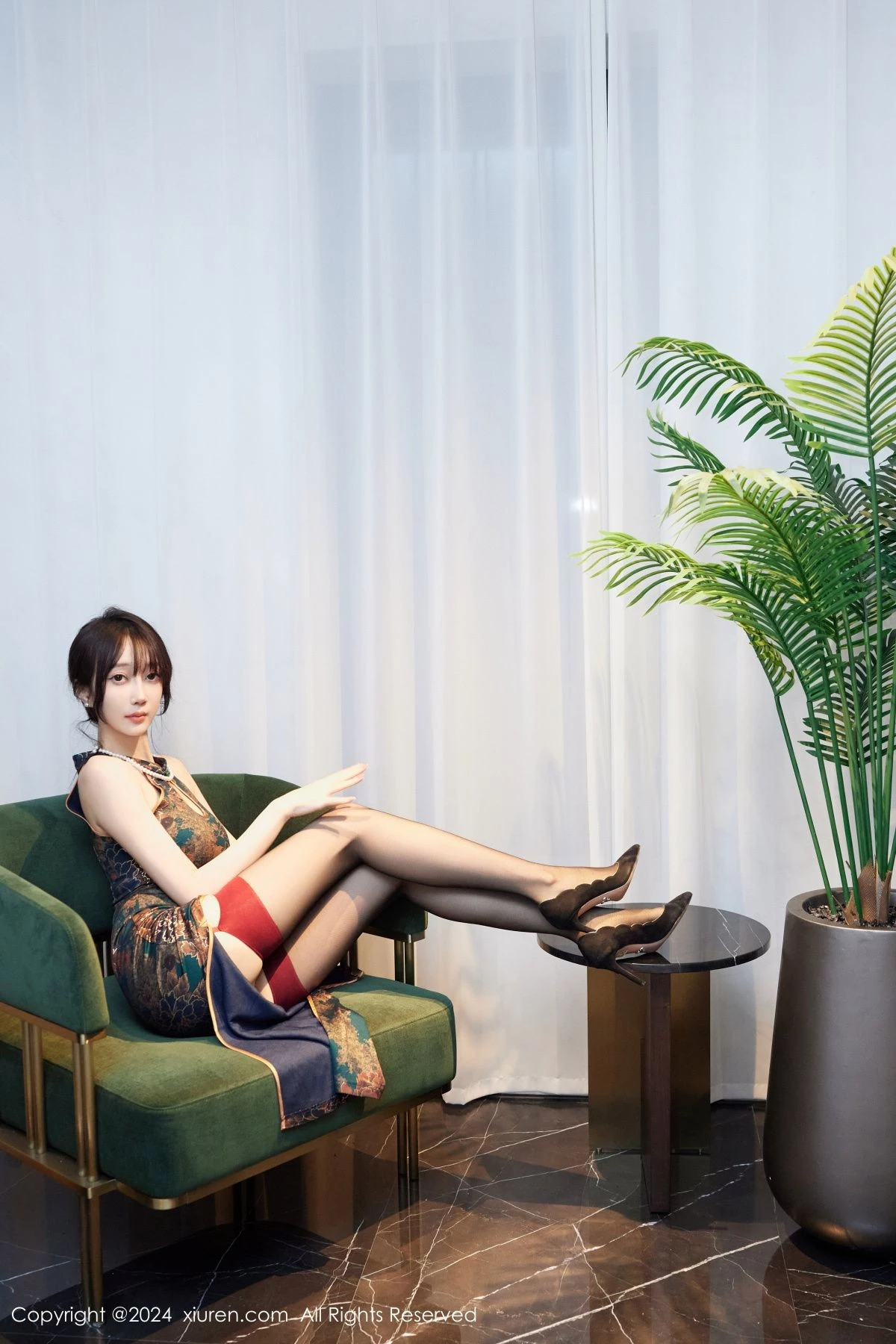 [[XiuRen秀人网]秀人网]No.8995_模特玥儿玥er性感高开花朵旗袍配黑丝吊袜秀曼妙身姿诱惑写真70P