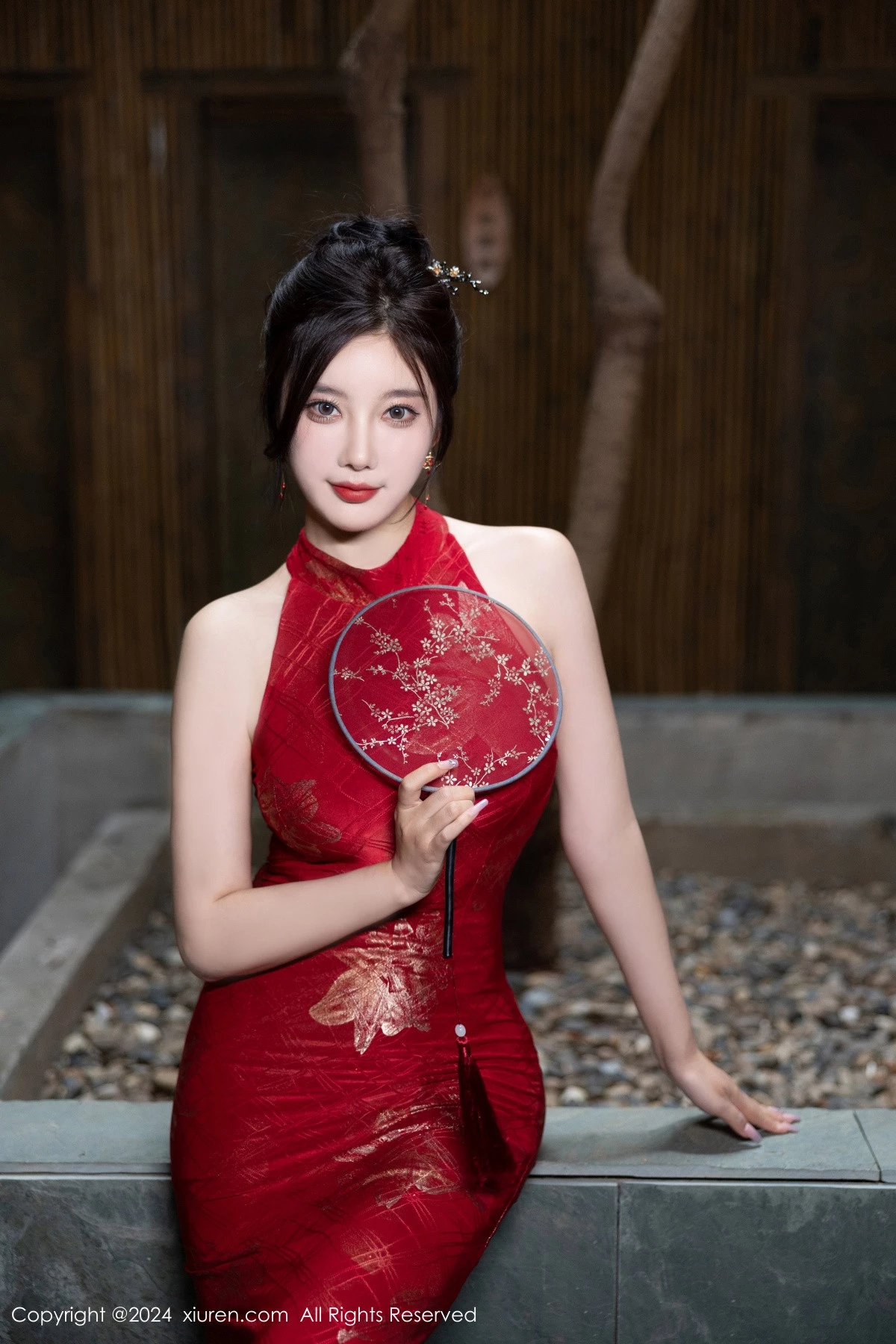 [[XiuRen秀人网]秀人网]No.8996_女神杨晨晨Yome性感红色长旗袍配黑丝吊袜秀丰腴身材诱惑写真81P