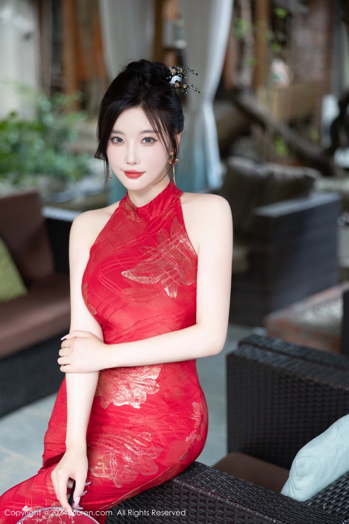 [[XiuRen秀人网]秀人网]No.8996_女神杨晨晨Yome性感红色长旗袍配黑丝吊袜秀丰腴身材诱惑写真81P