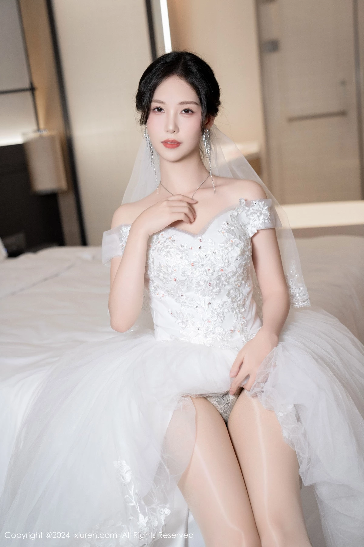 [[XiuRen秀人网]秀人网]No.8998_模特利世浴室场景性感白色婚纱配超薄肉丝秀完美身材诱惑写真100P